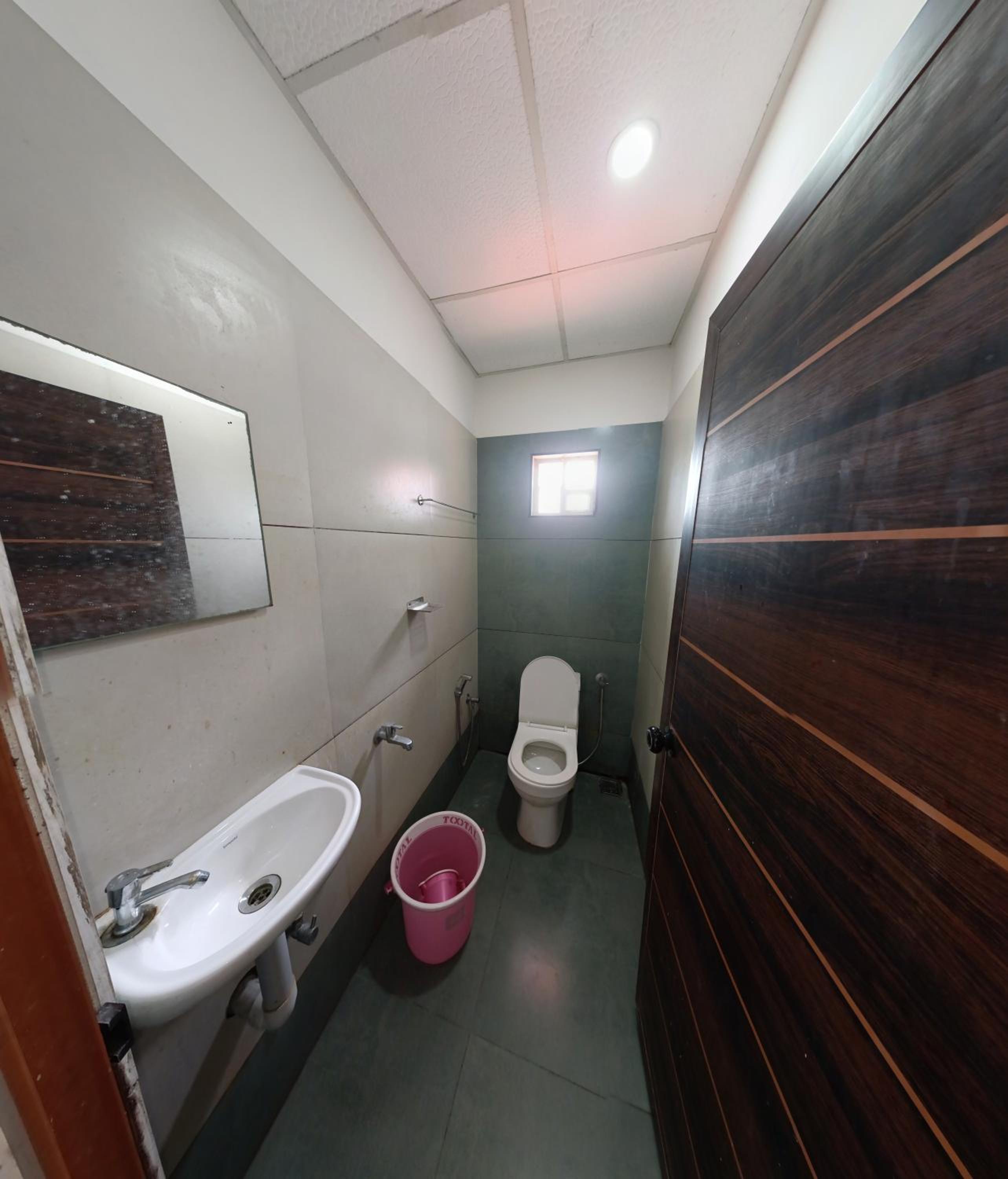 Single Room with Private Bathroom photo 3