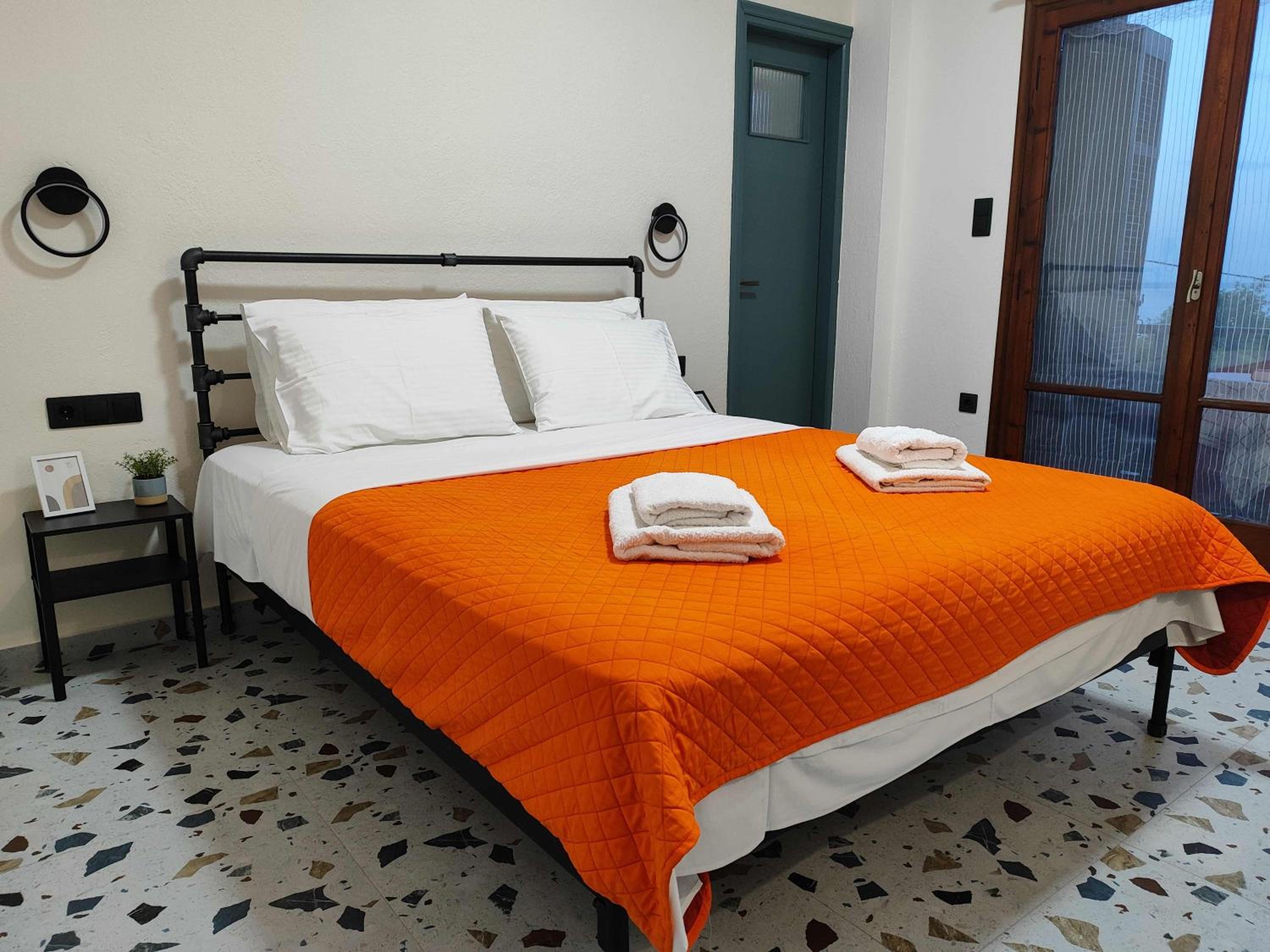 Large Double Room - Photo 4