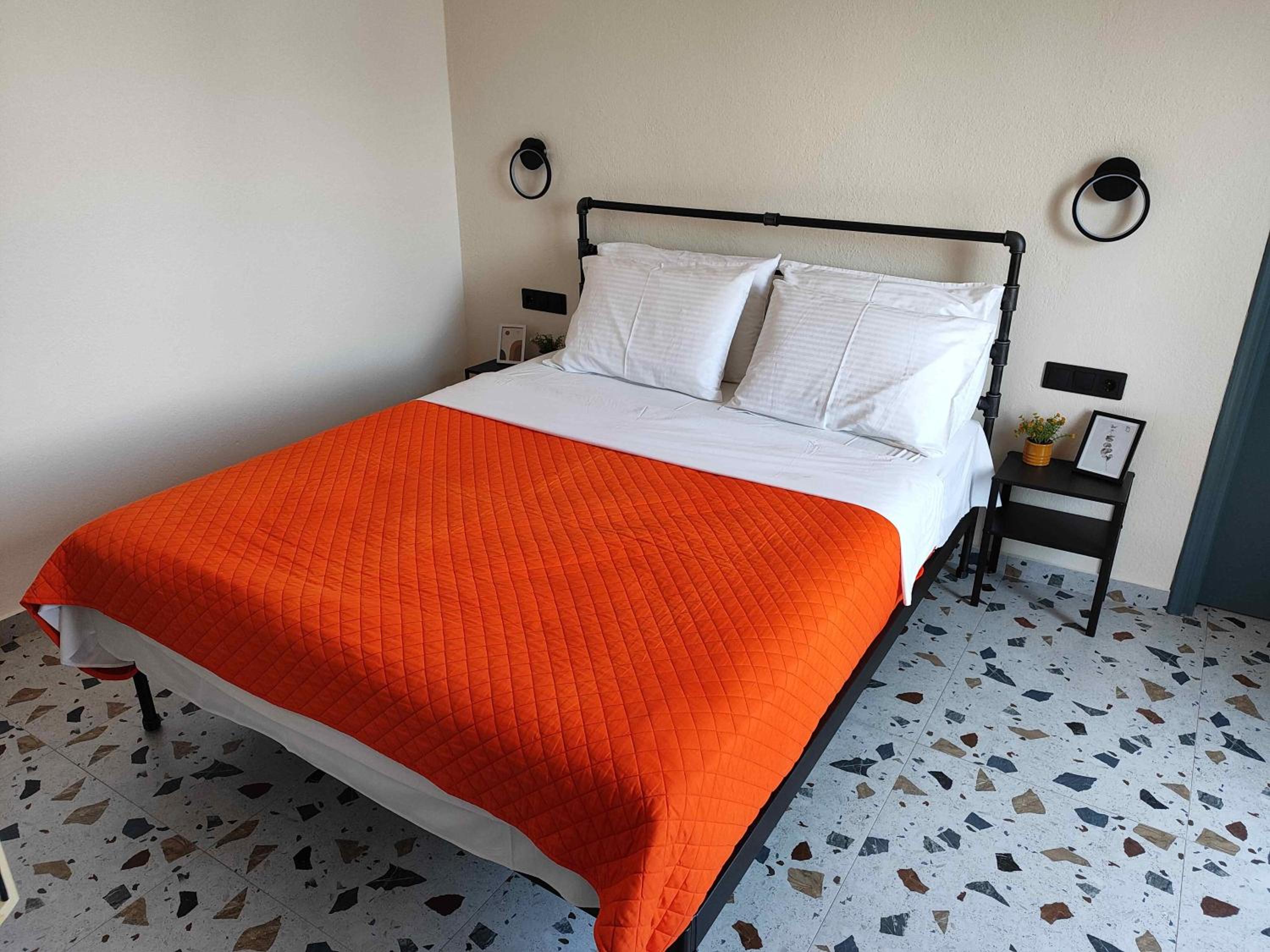 Large Double Room - Photo 2