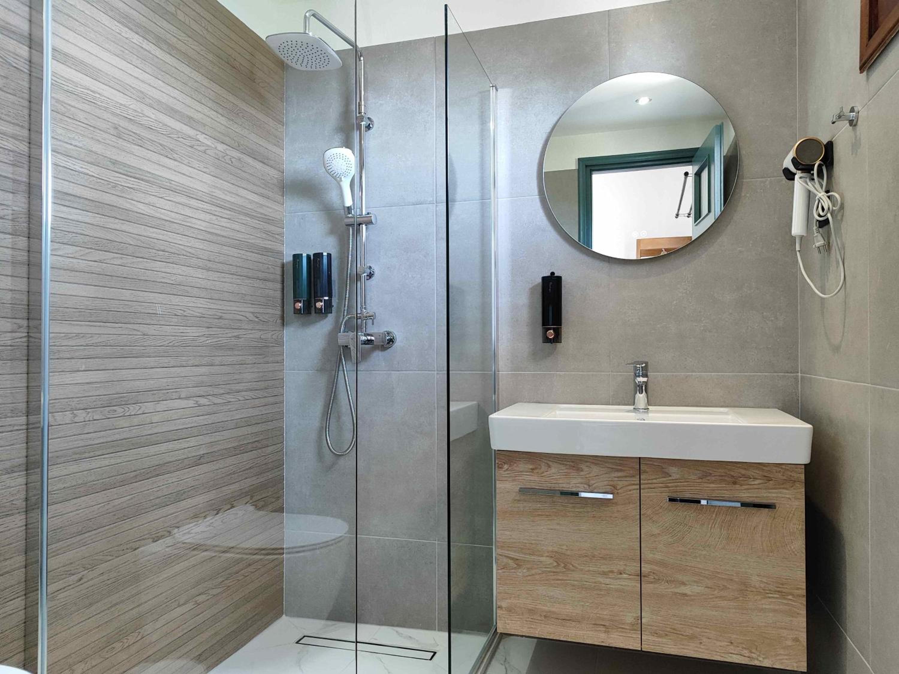 Large Double Room - Photo 7