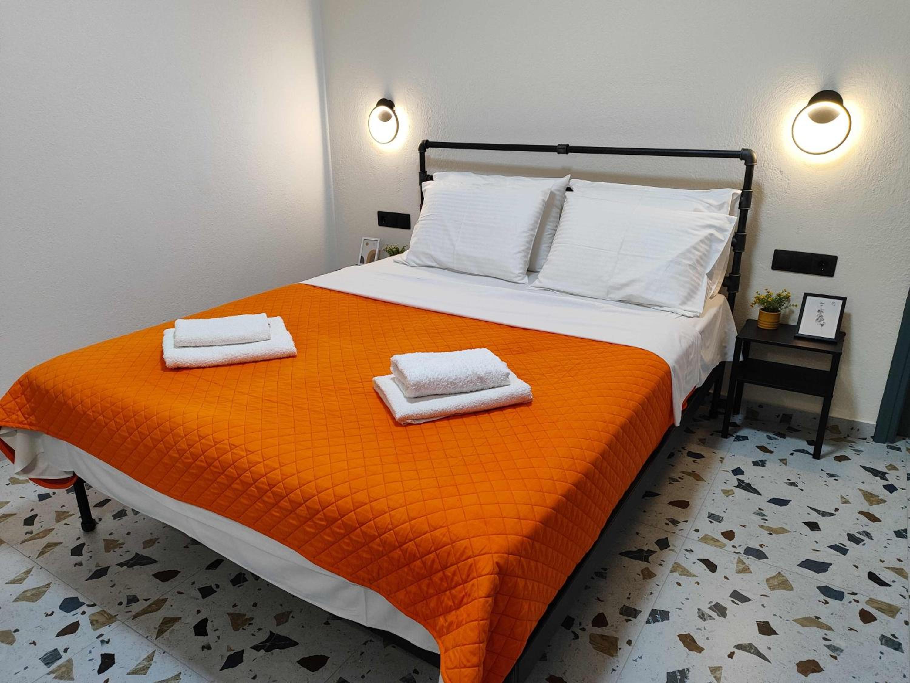 Large Double Room - Photo 11