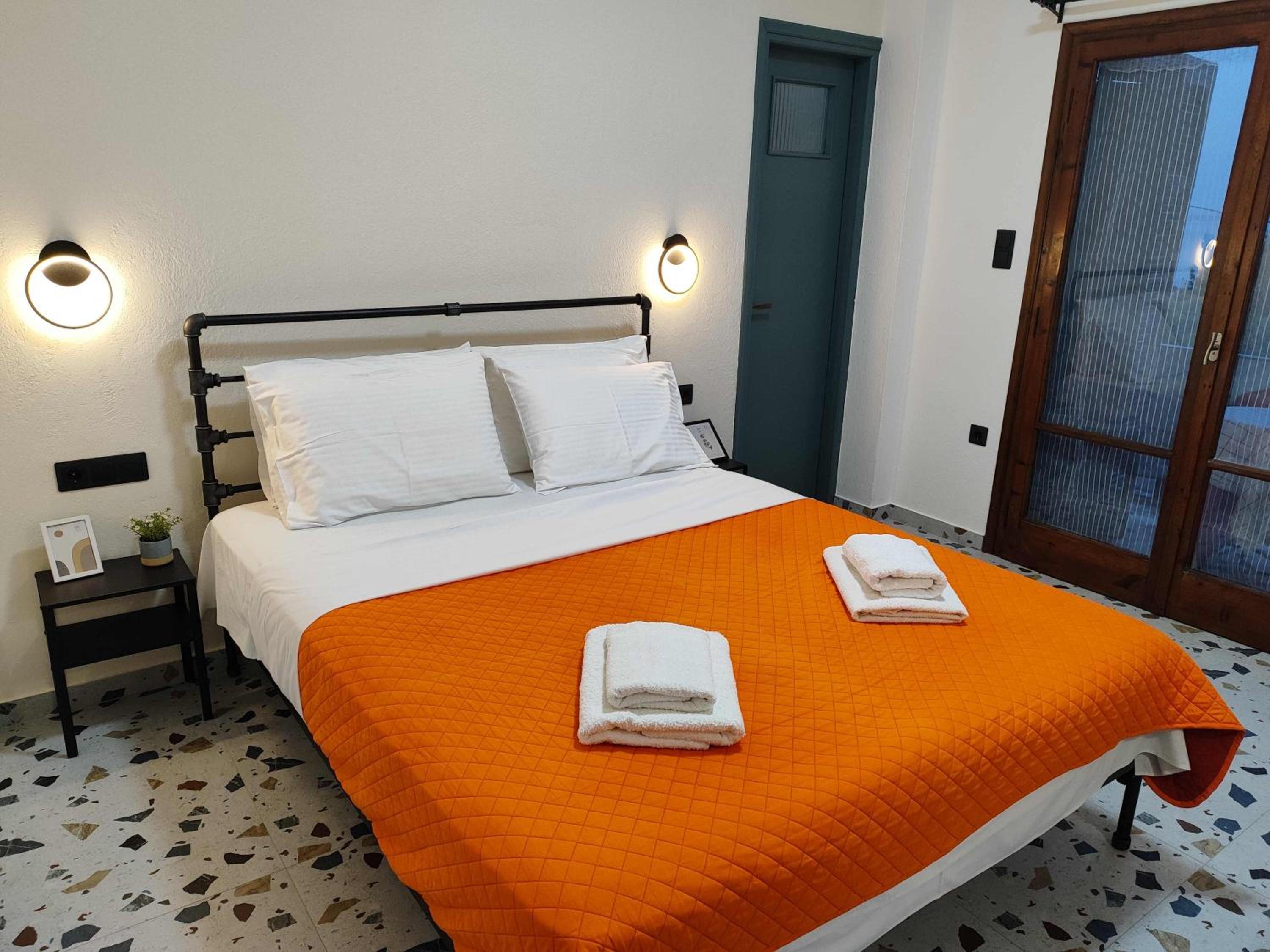 Large Double Room - Photo 1