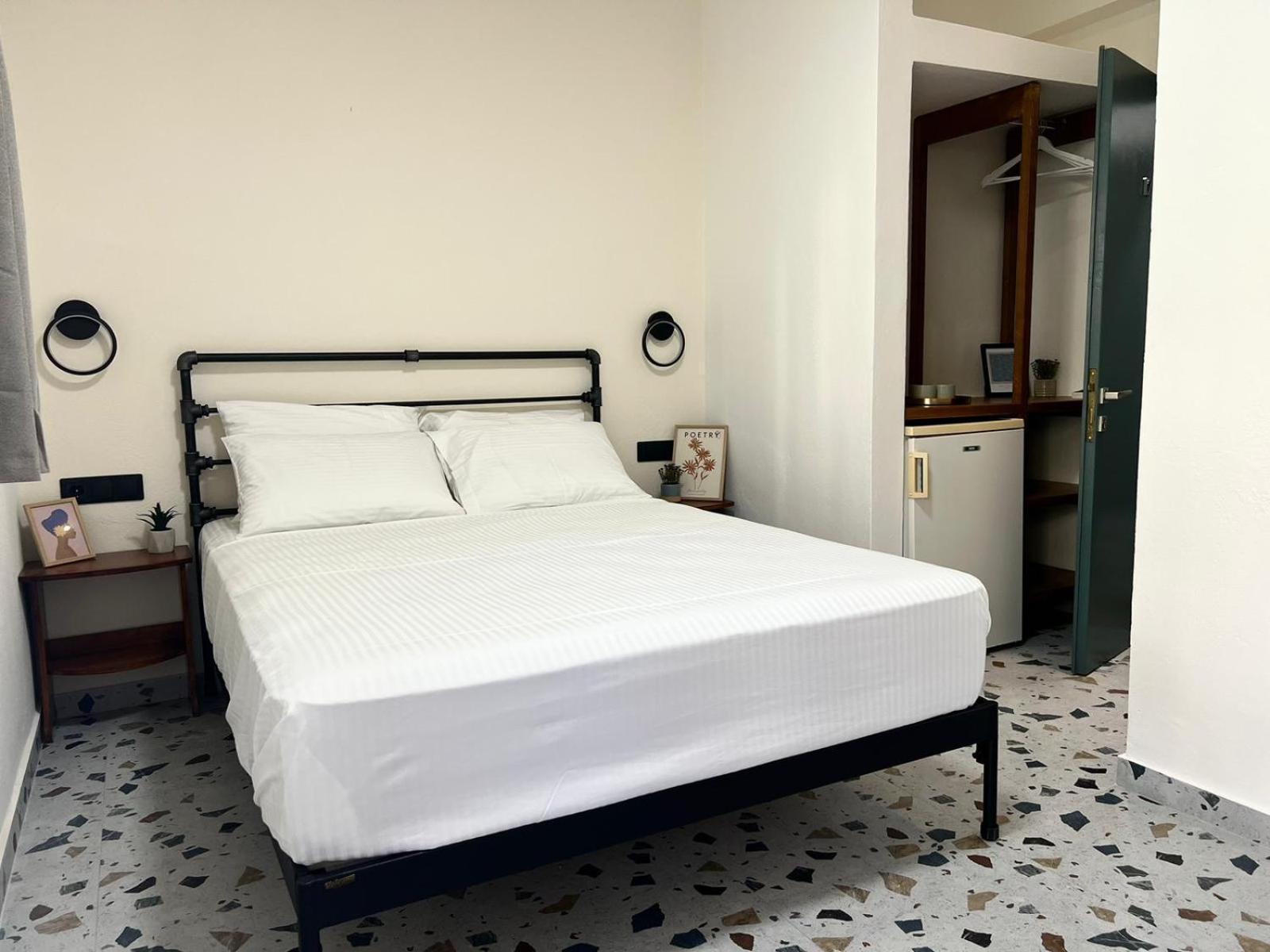 Standard Double Room - Photo 11
