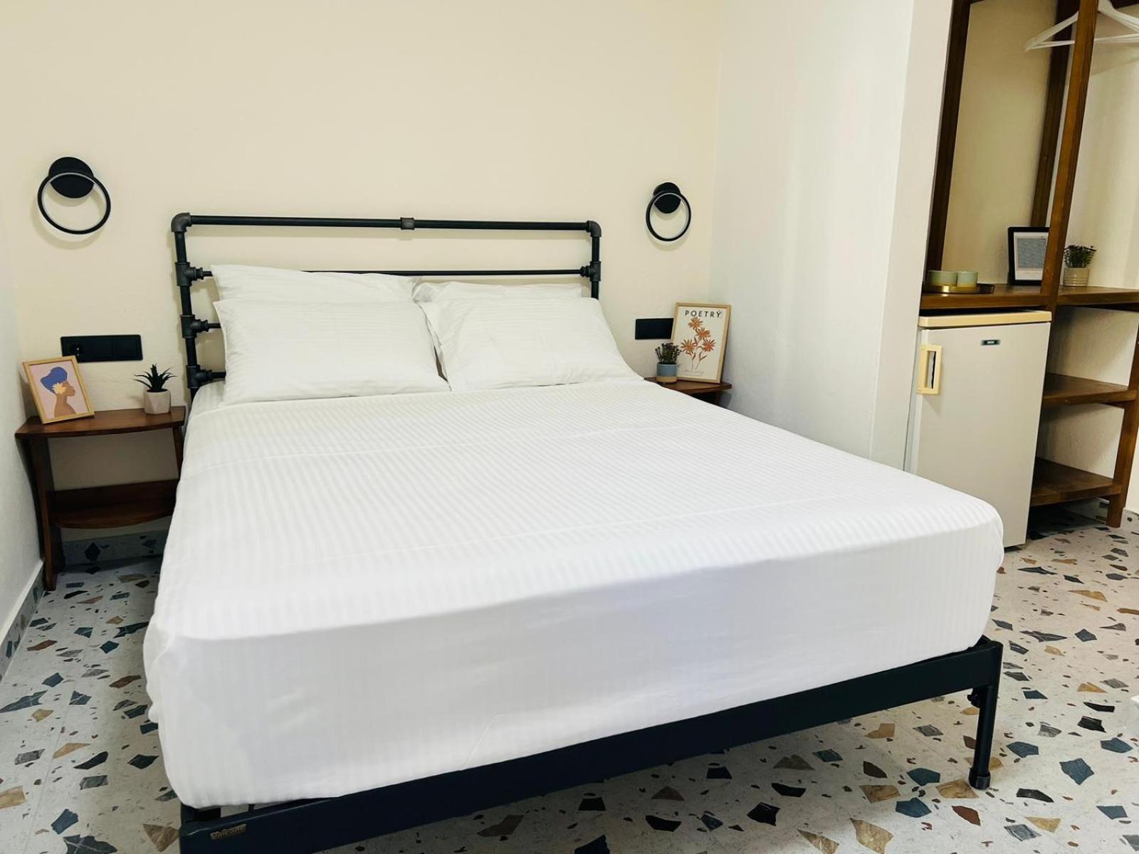 Standard Double Room - Photo 8