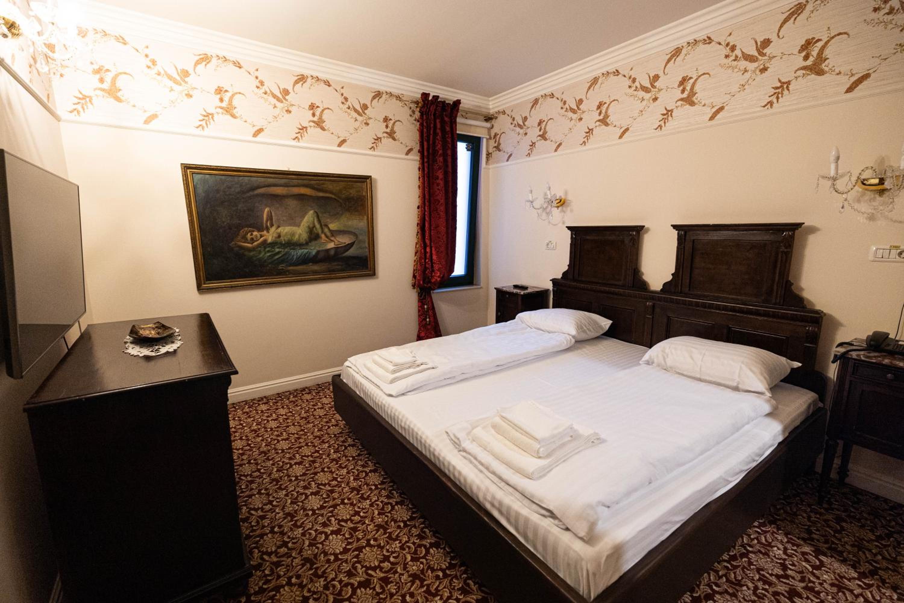 Suite with Pool View  - Photo 1