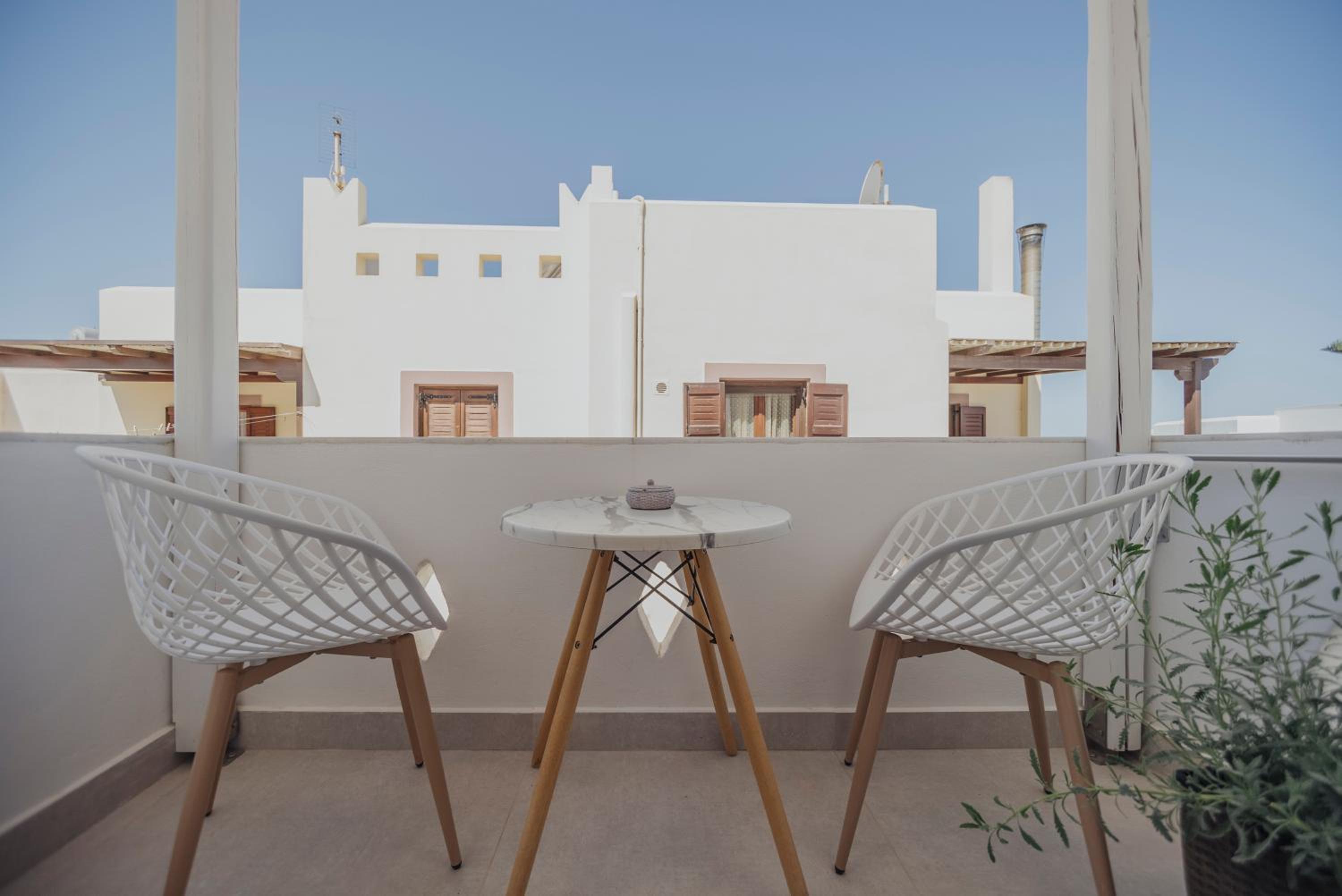 Deluxe Double Room with Balcony - Photo 11