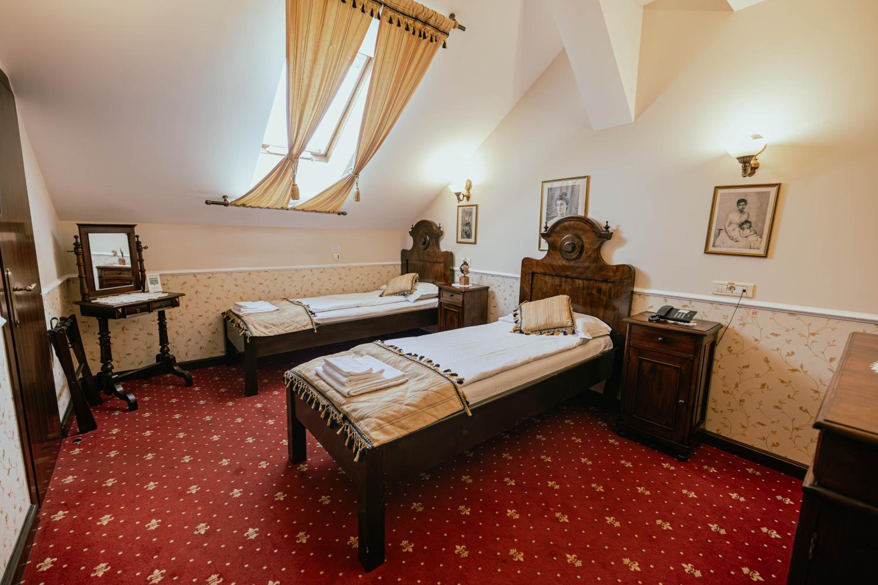 Standard Twin Room - Photo 2