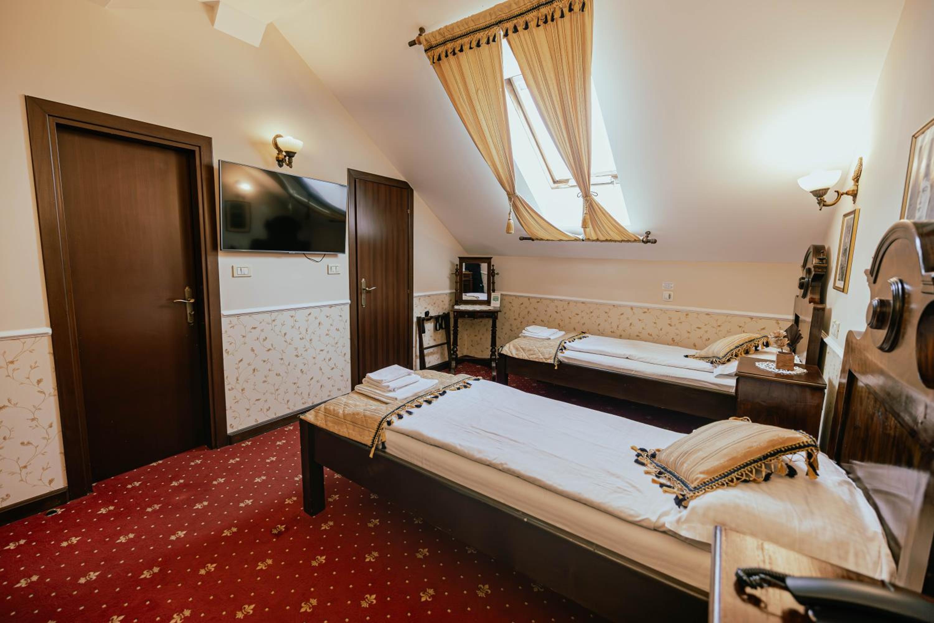 Standard Twin Room - Photo 3