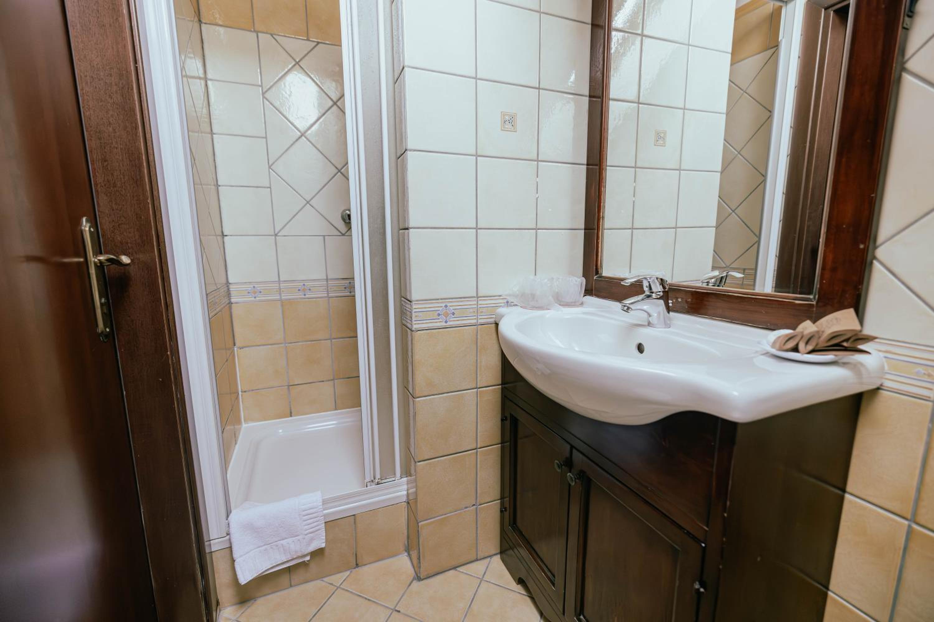 Standard Twin Room - Photo 4
