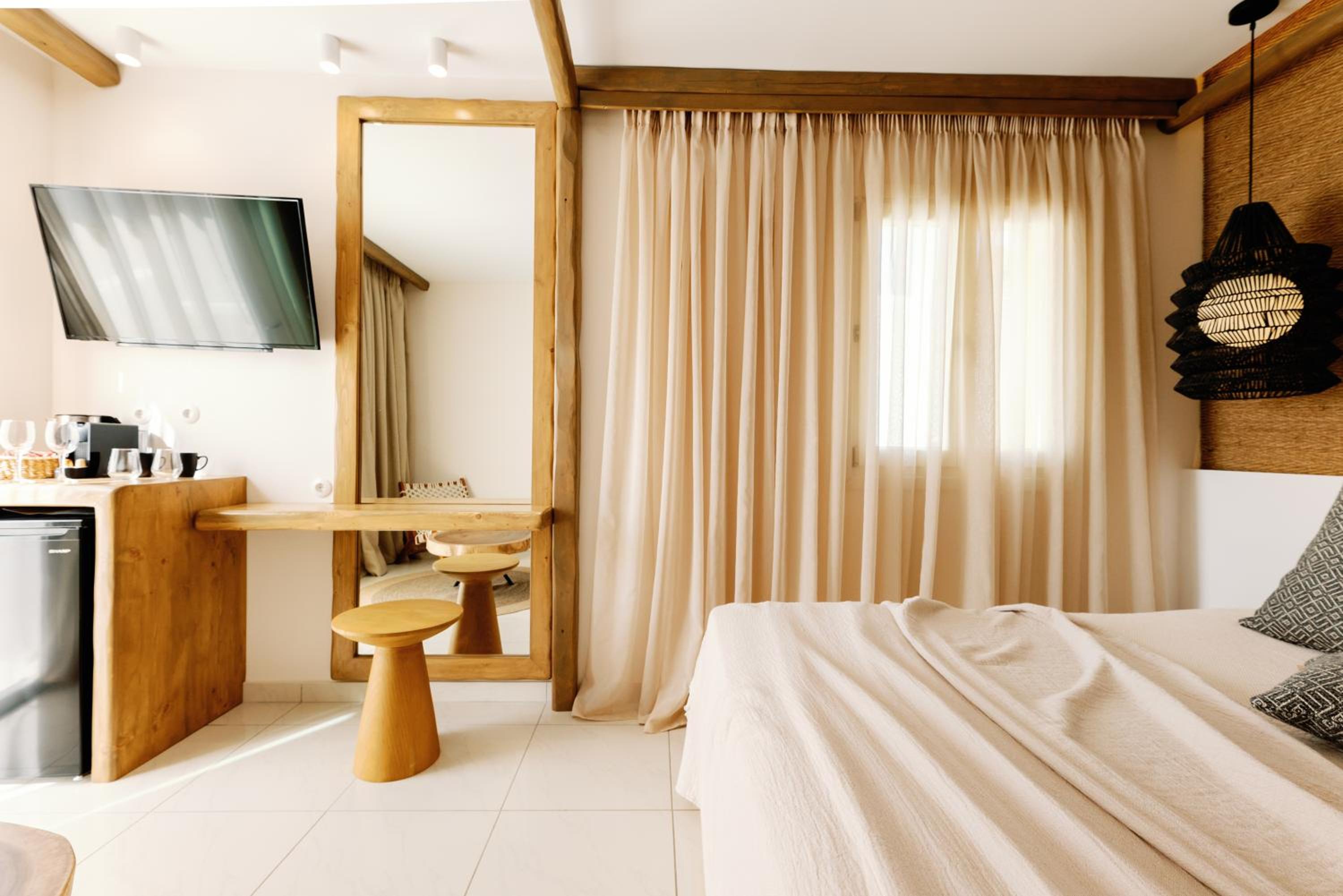 Executive Suite with Private Jacuzzi - Photo 8