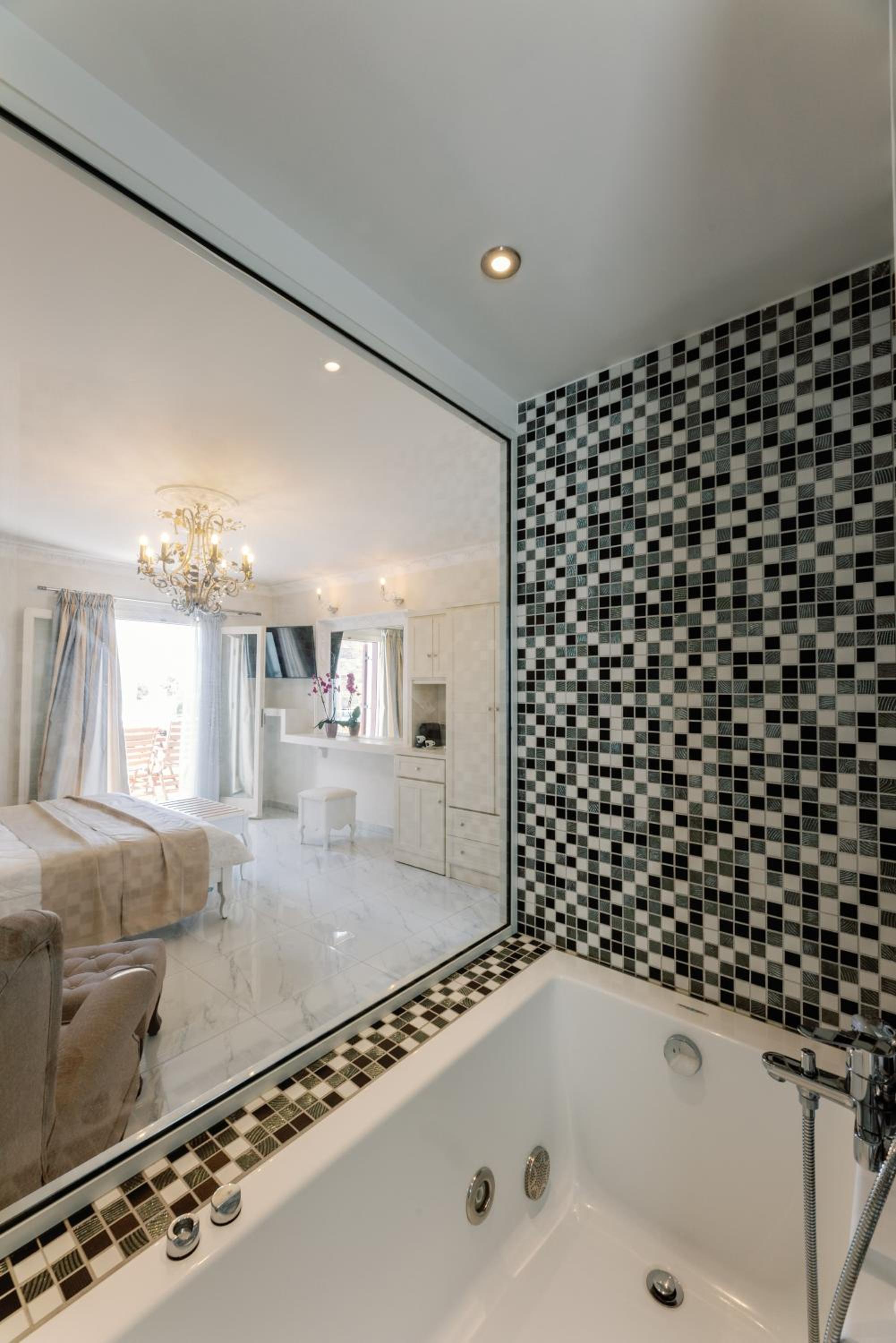 Executive Suite with Private Jacuzzi - Photo 9