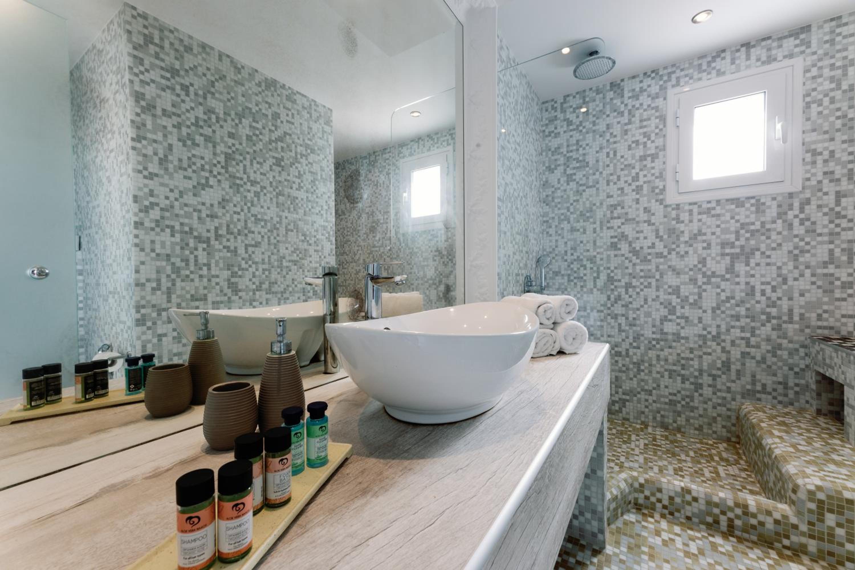 Executive Suite with Private Jacuzzi - Photo 10