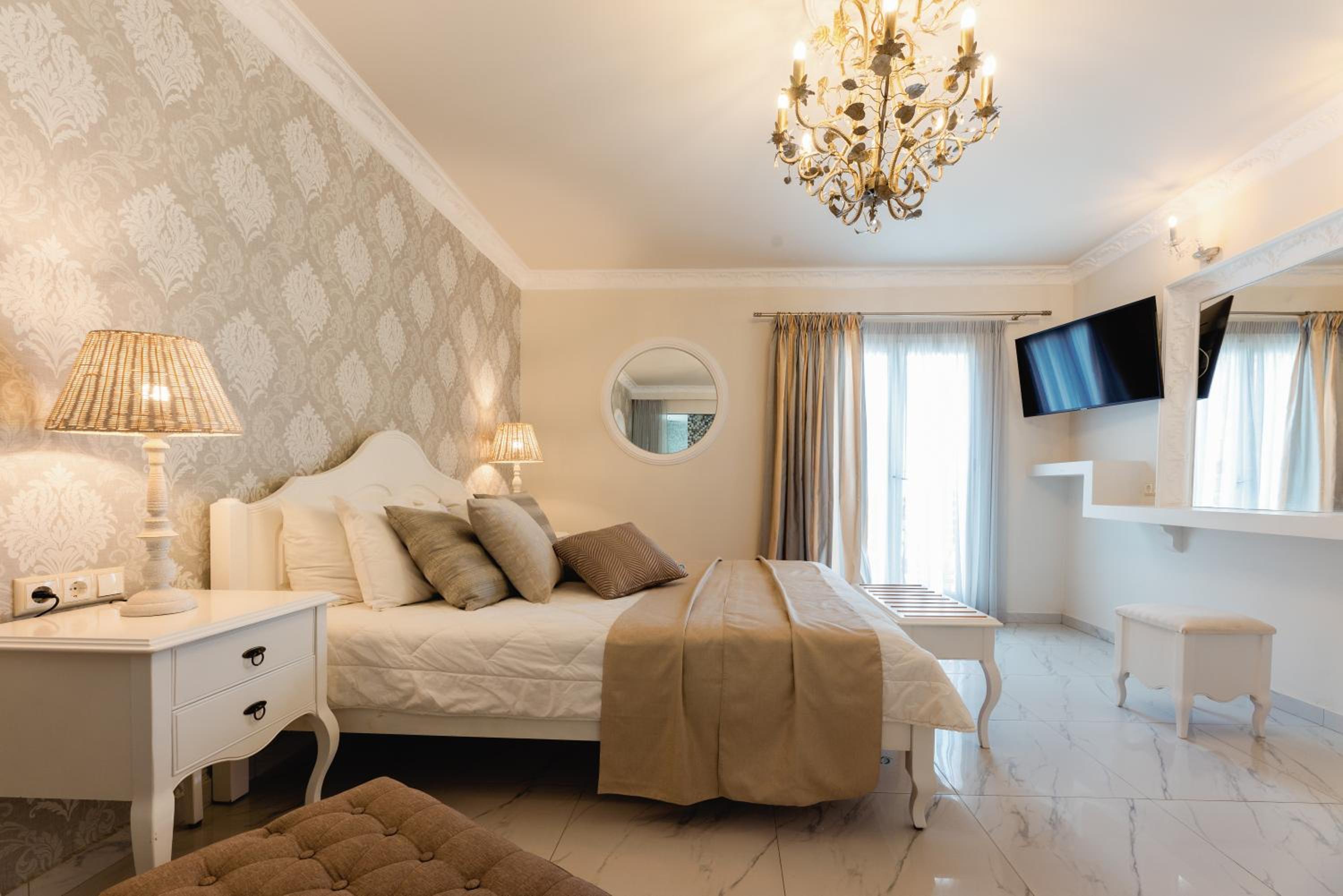 Executive Suite with Private Jacuzzi - Photo 12