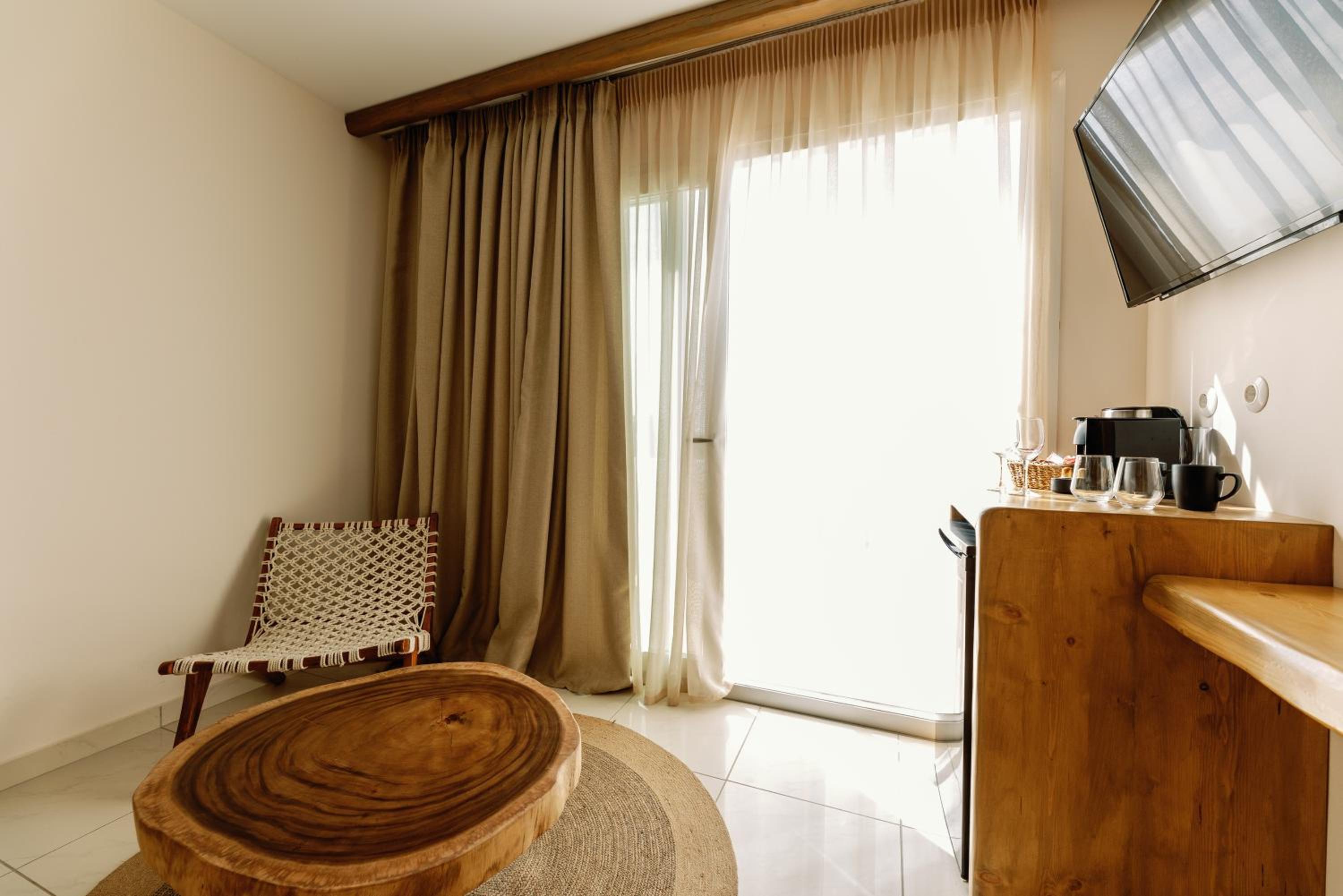 Executive Suite with Private Jacuzzi - Photo 11