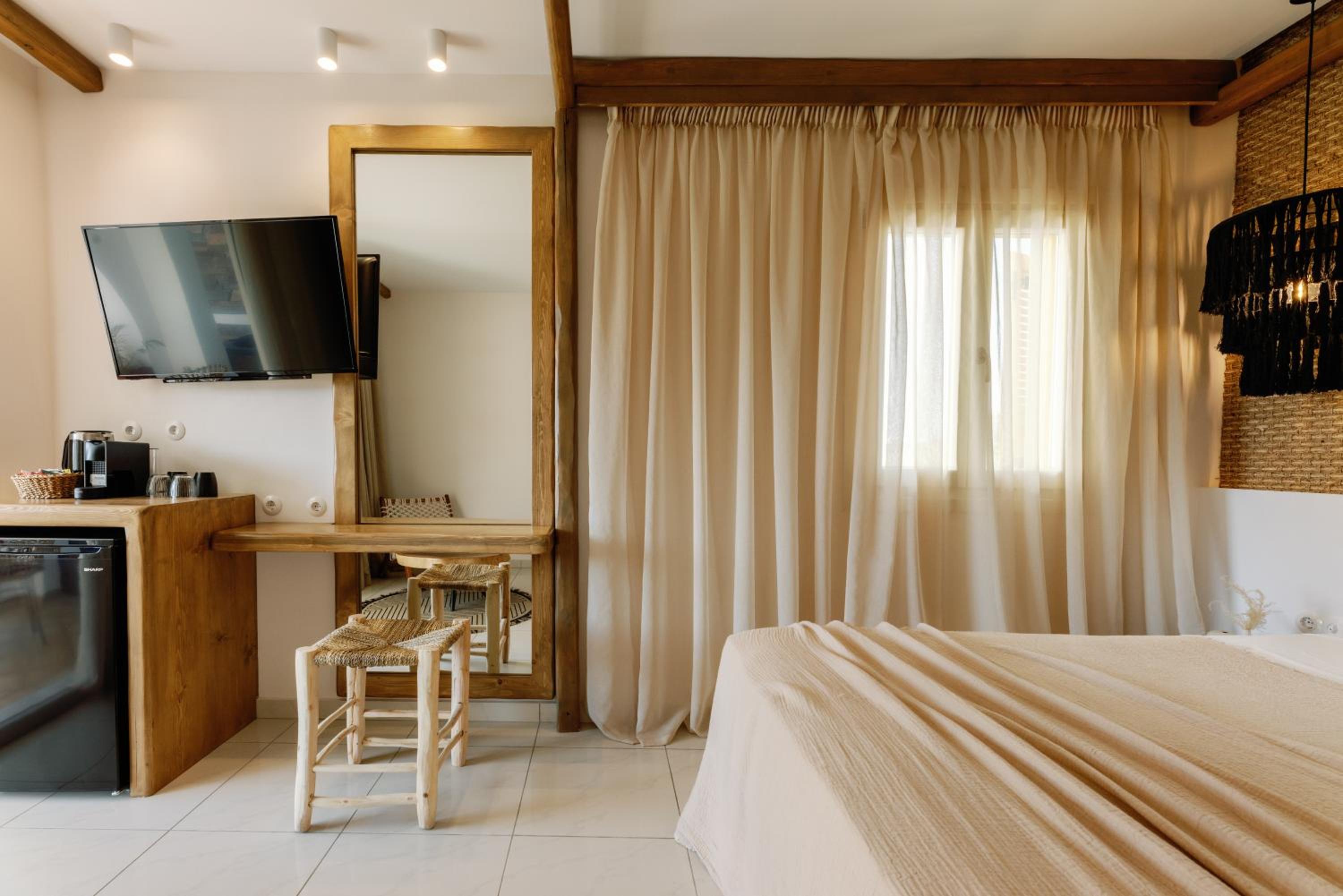 Executive Suite with Private Jacuzzi - Photo 18