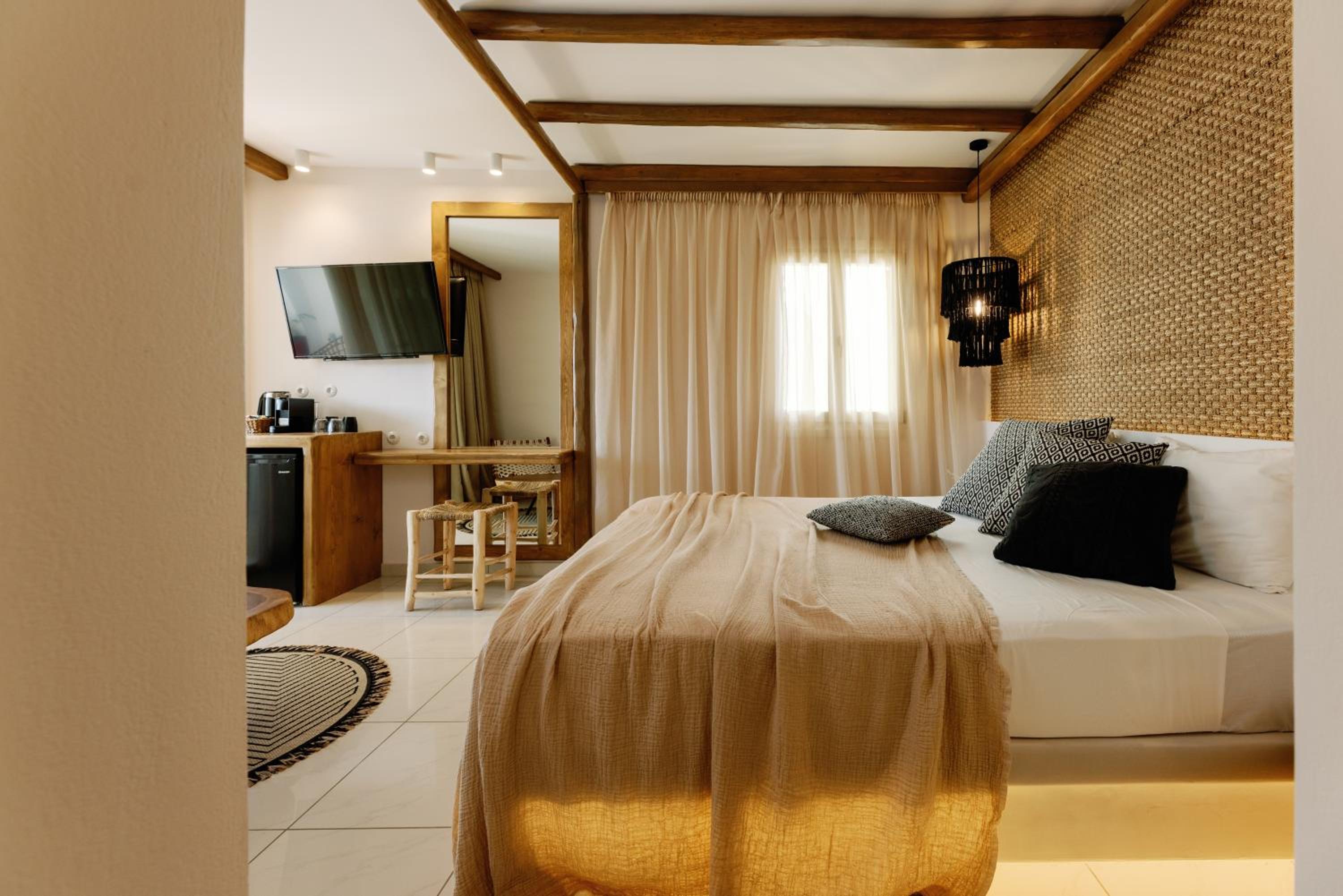 Executive Suite with Private Jacuzzi - Photo 24