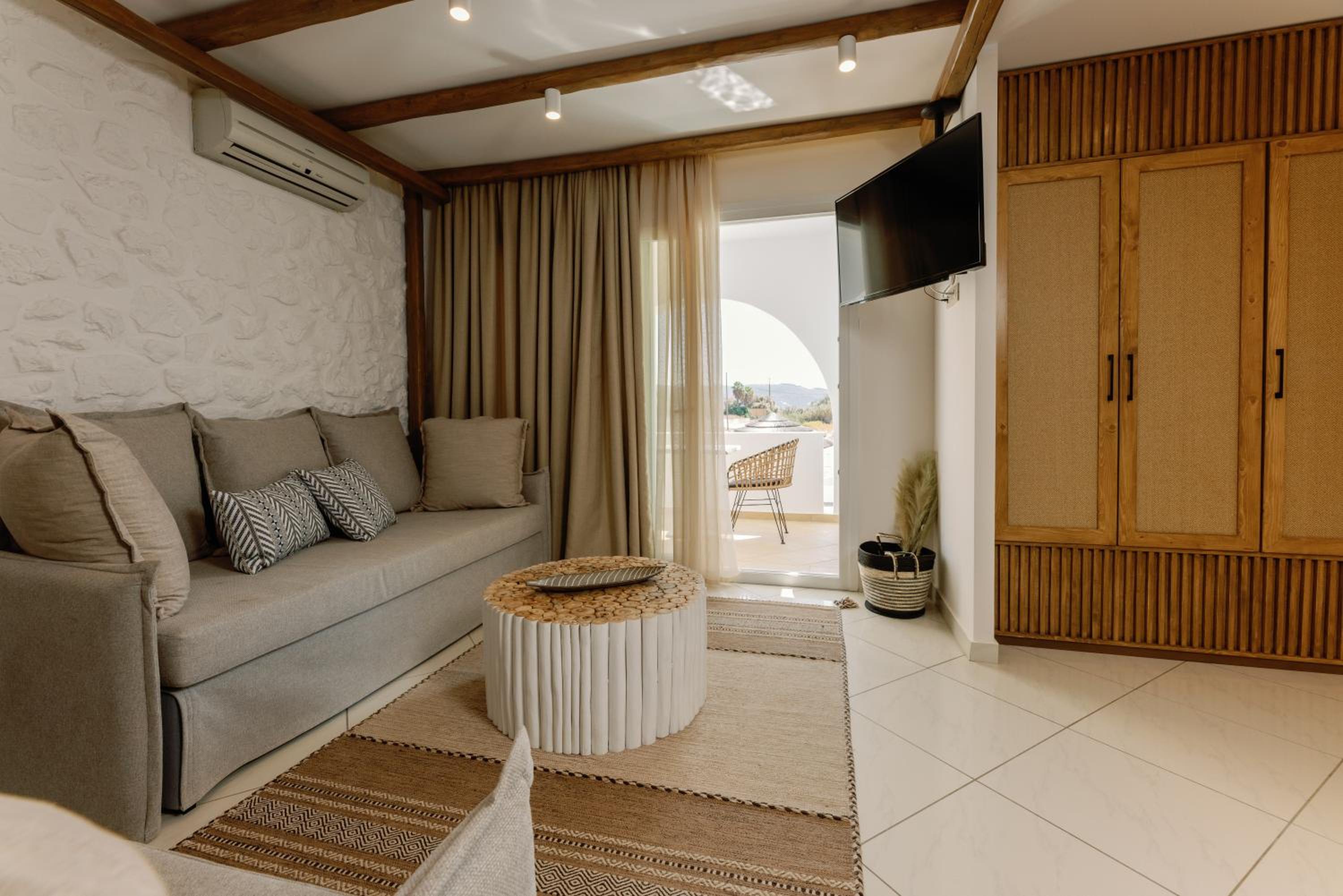 Prestige Suite with Private Jacuzzi photo 3