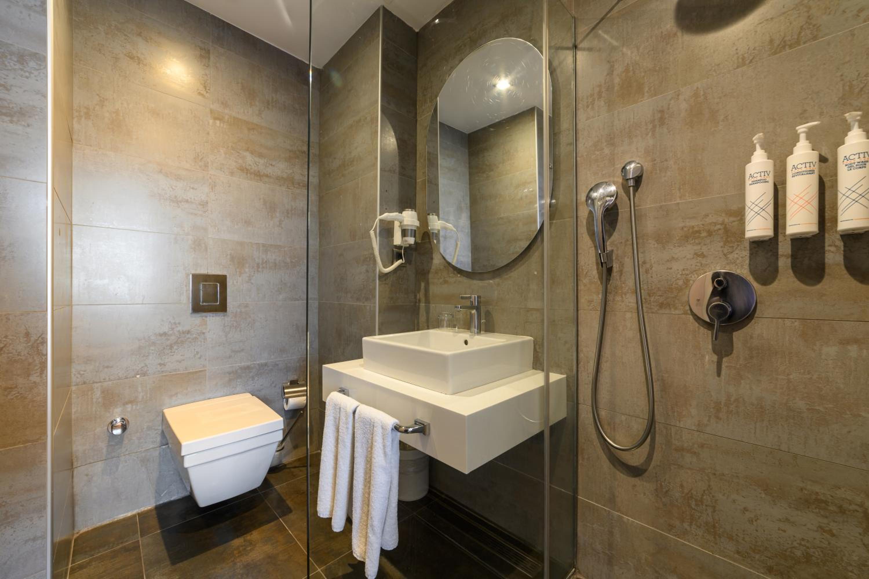 Standard Twin Room with City View thumbnail 5