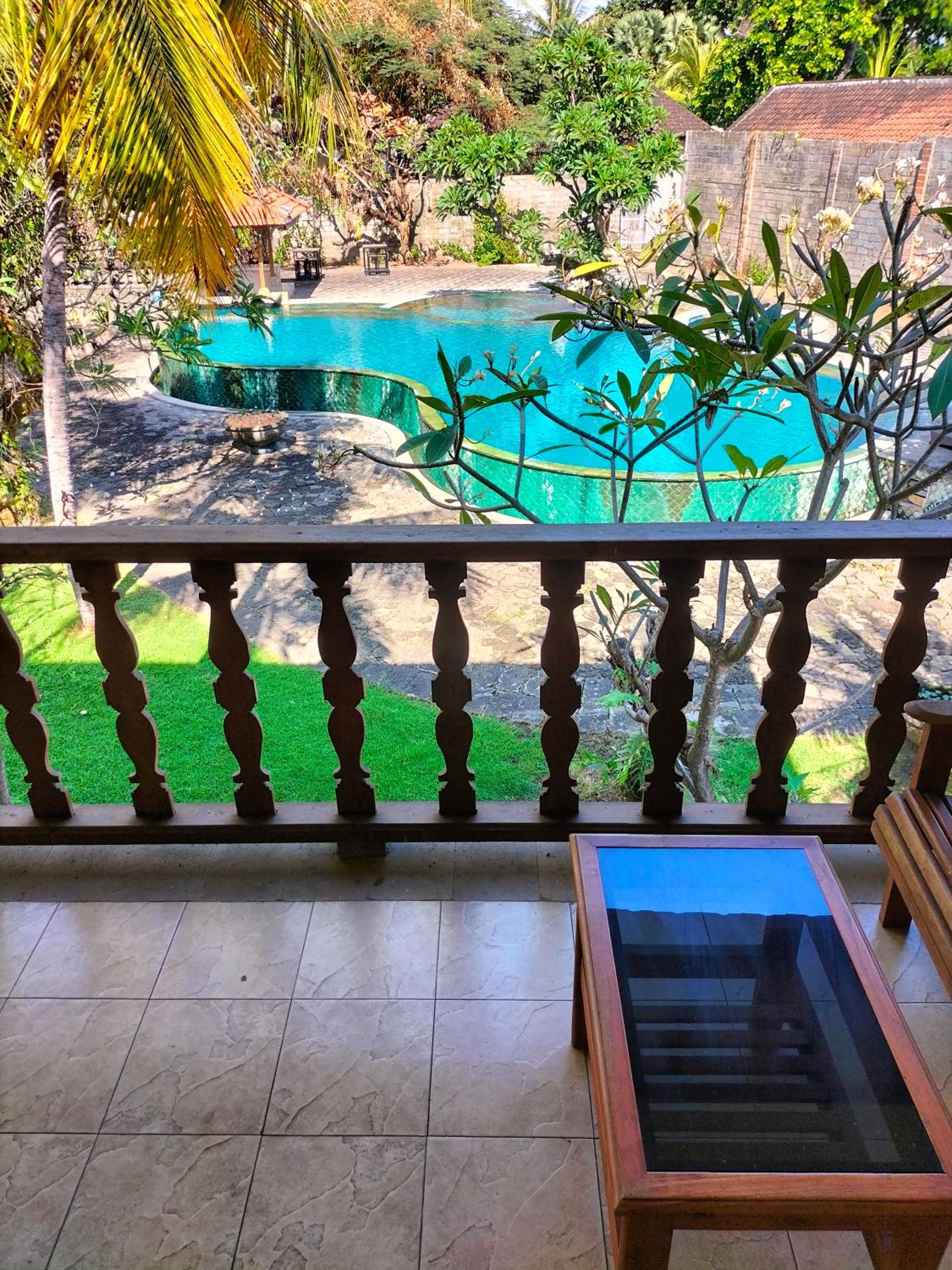 Apartment with Pool View
