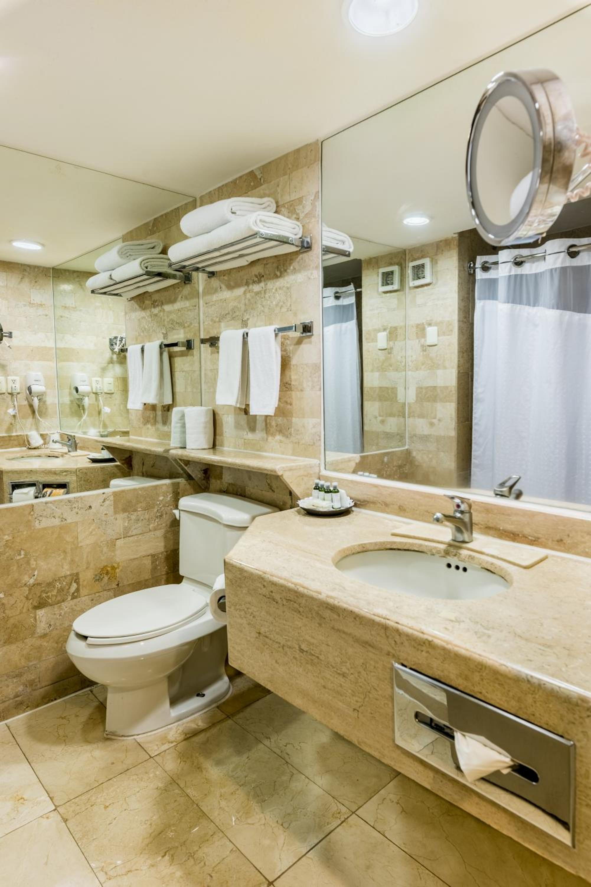 Junior King Suite - Non-Smoking photo 2