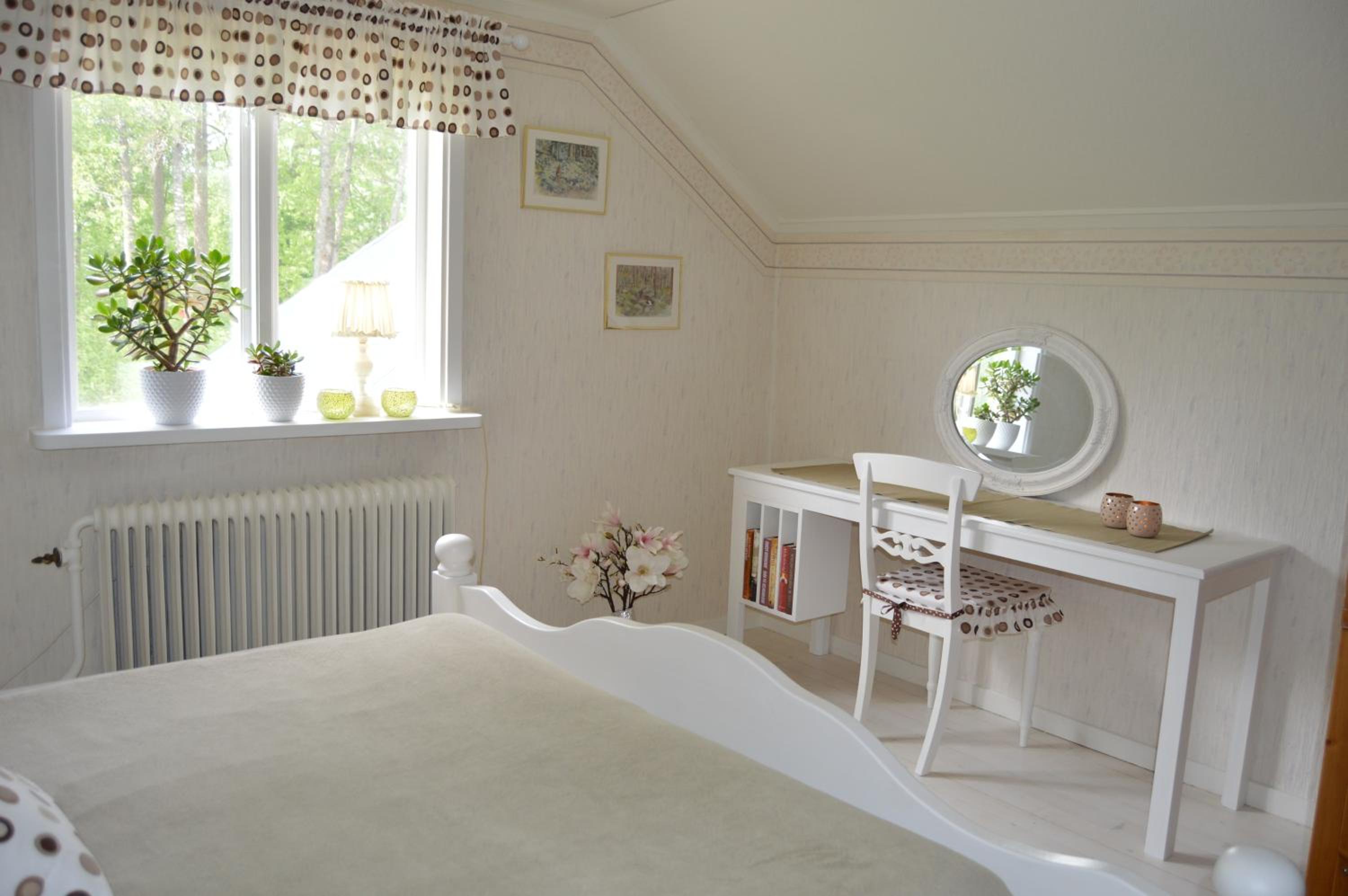 Family Room with Shared Bathroom photo 3