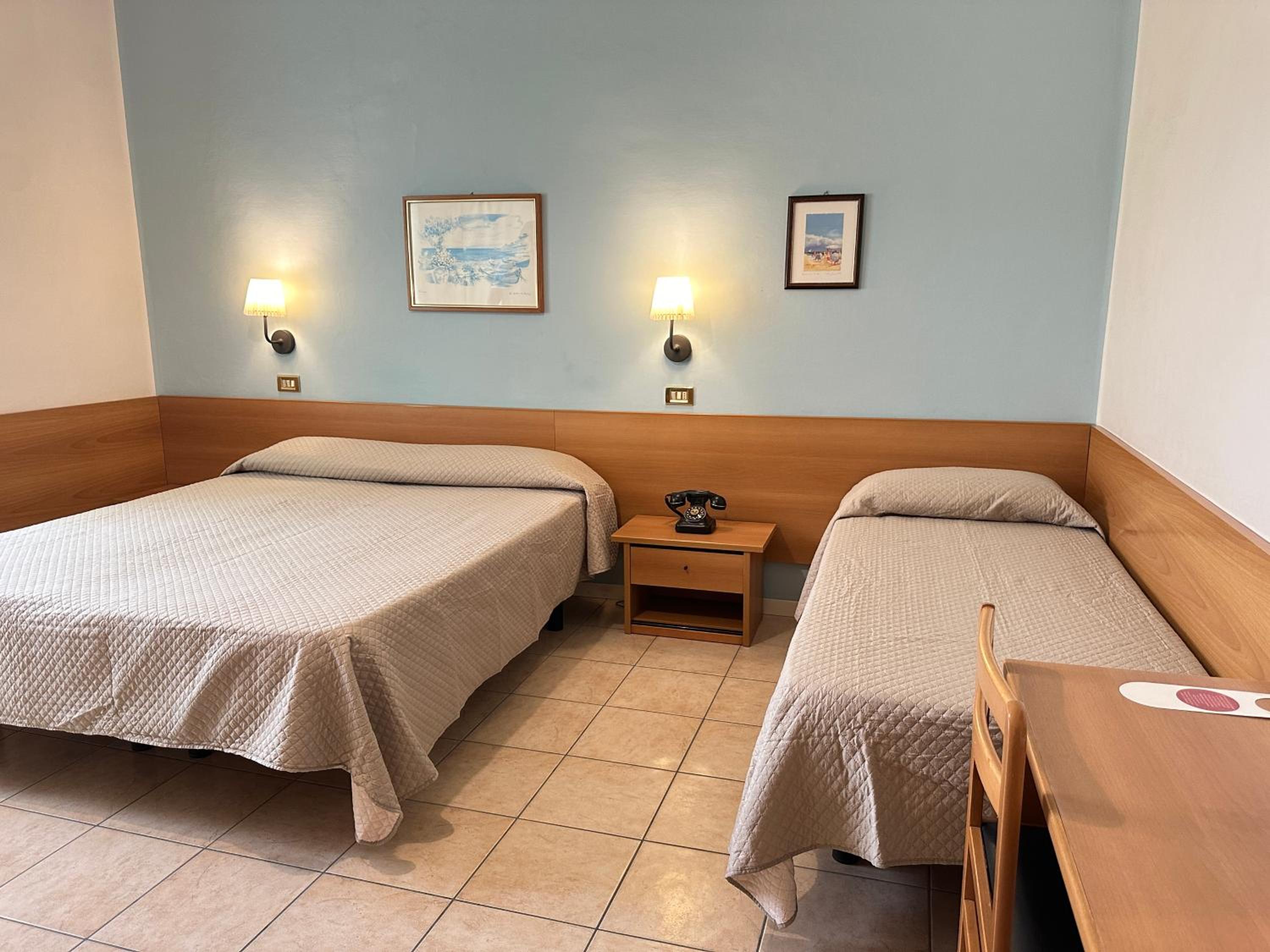 Double or Twin Room - Photo 4