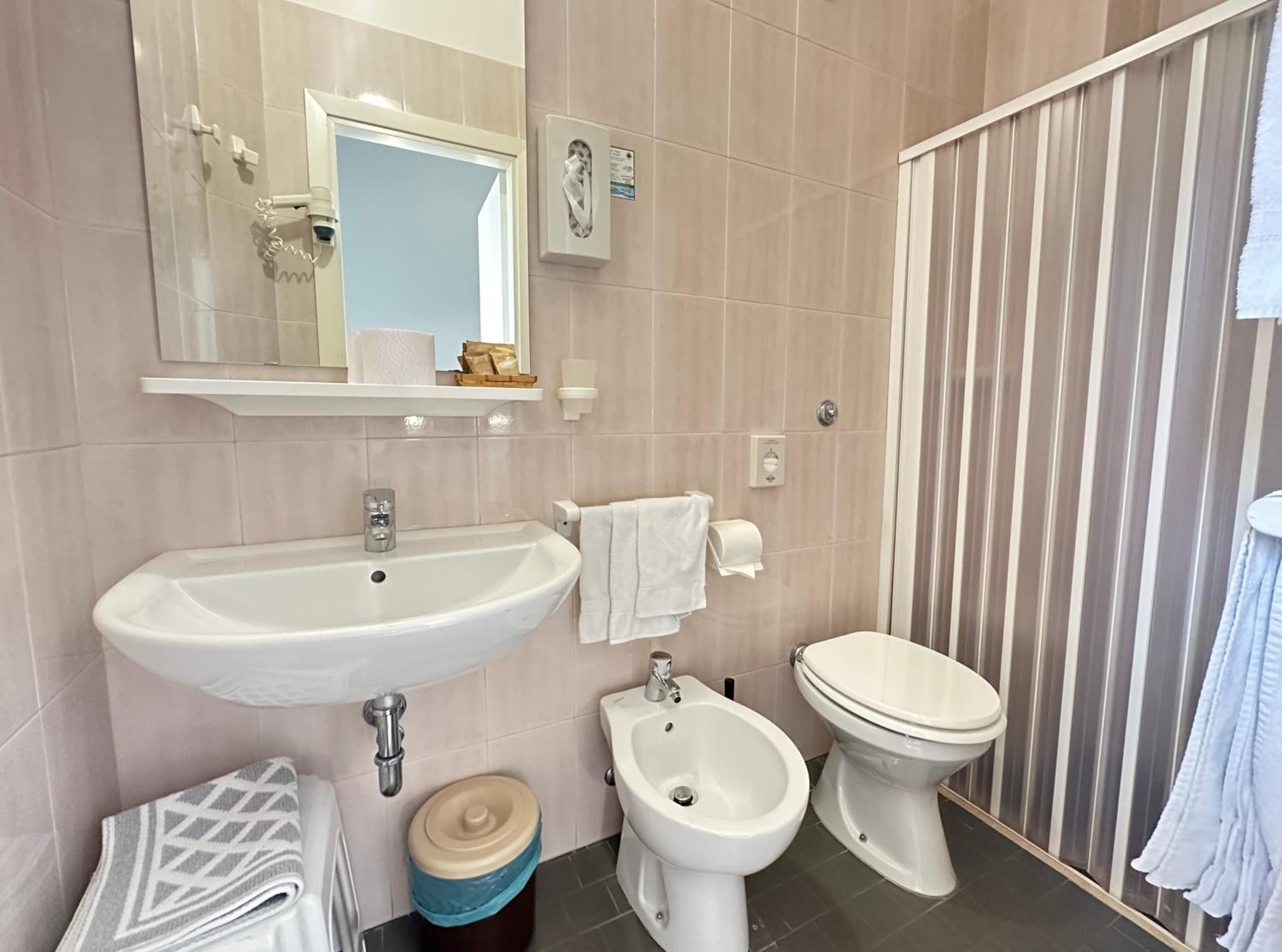 Double or Twin Room - Photo 3