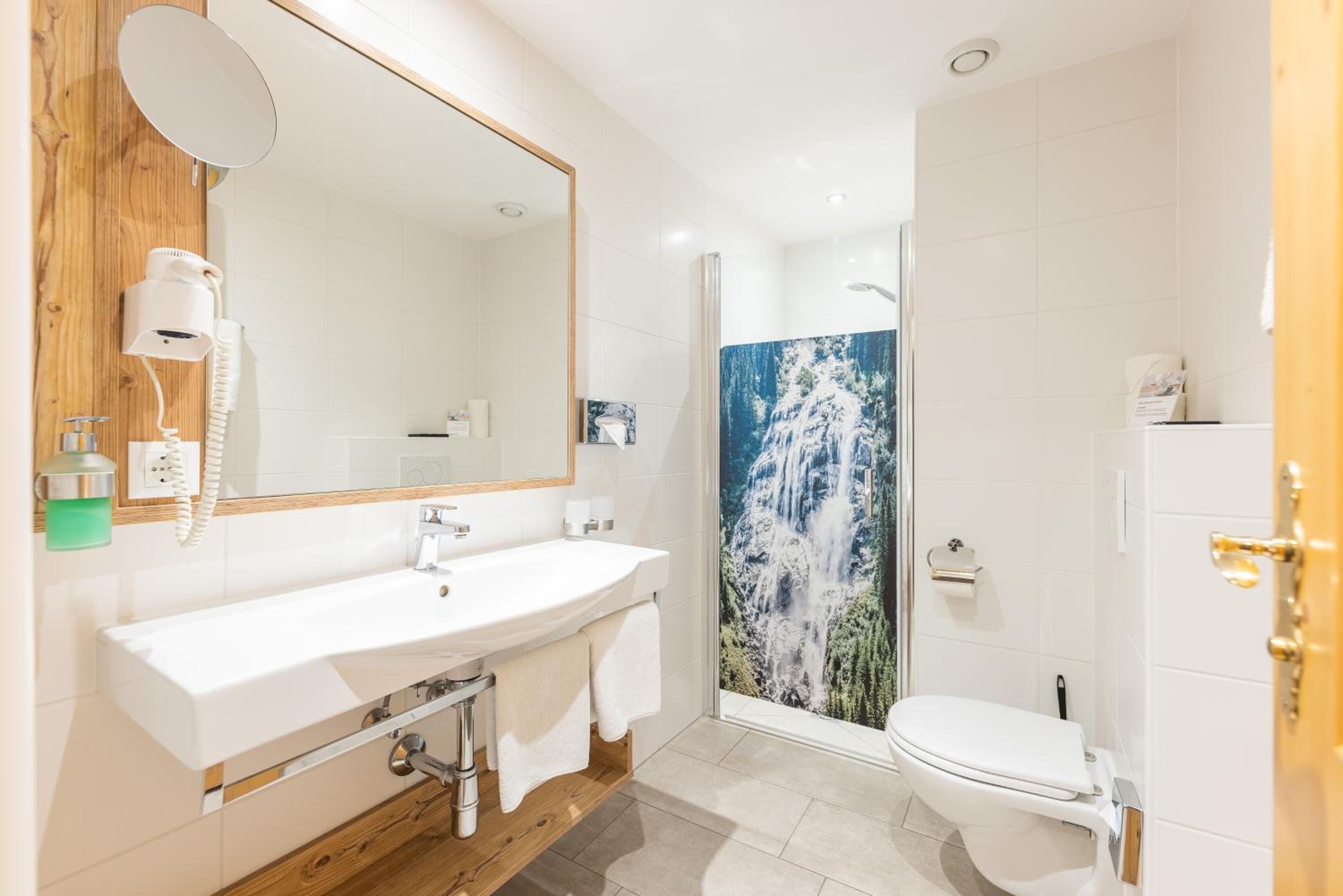 Deluxe Double Room - Photo 10