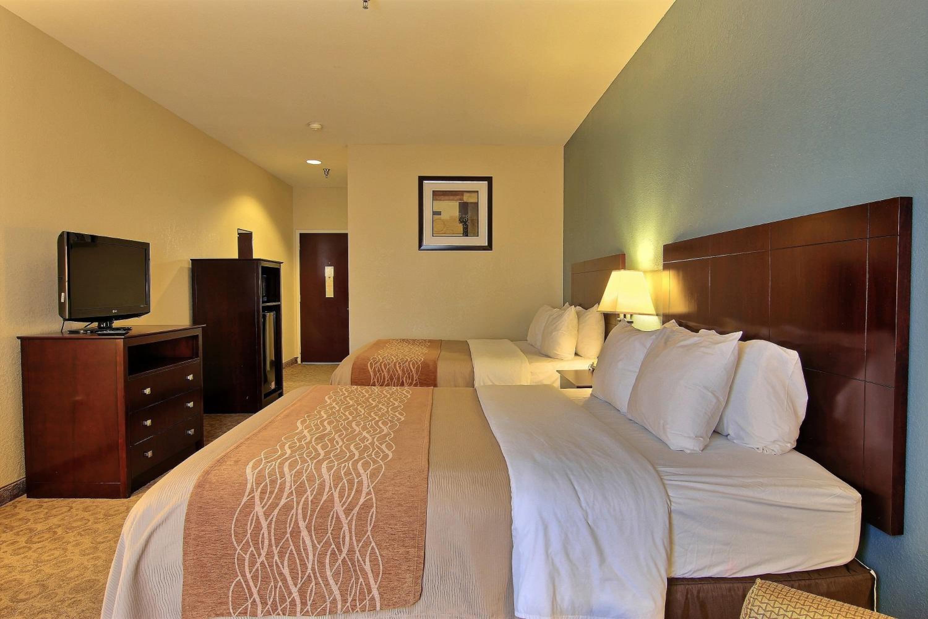Queen Room with Two Queen Beds - Non-Smoking - Photo 6