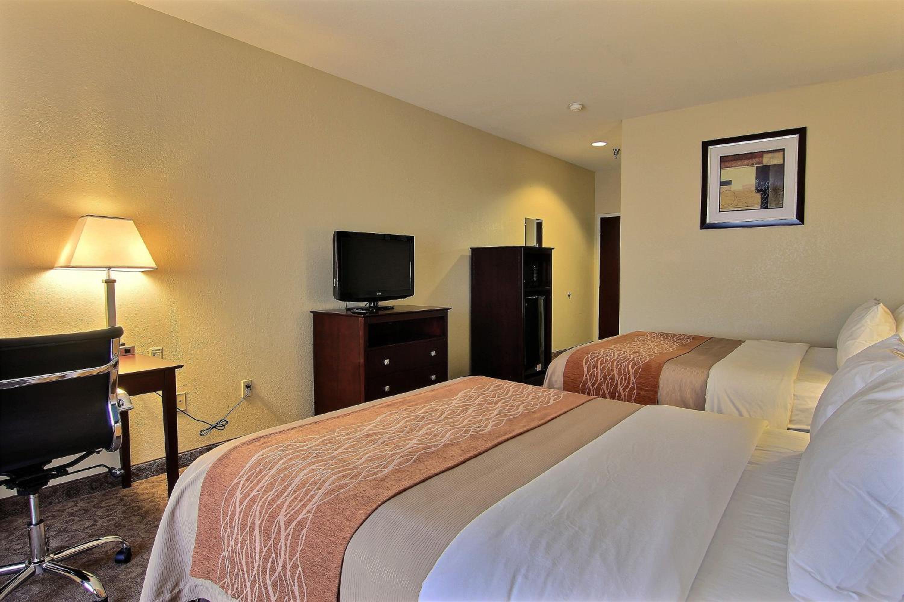 Queen Room with Two Queen Beds - Non-Smoking - Photo 8