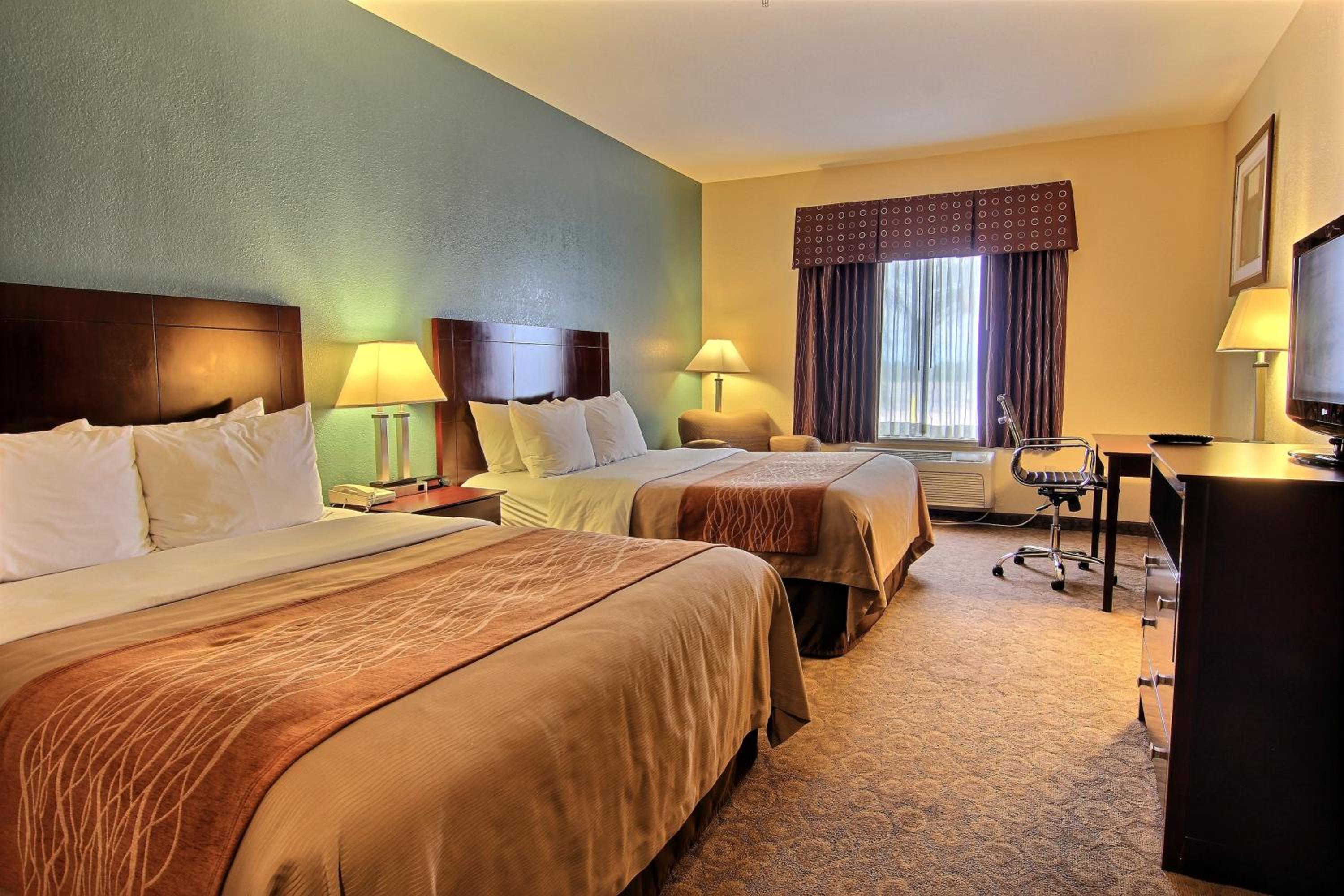 Queen Room with Two Queen Beds - Non-Smoking - Photo 2
