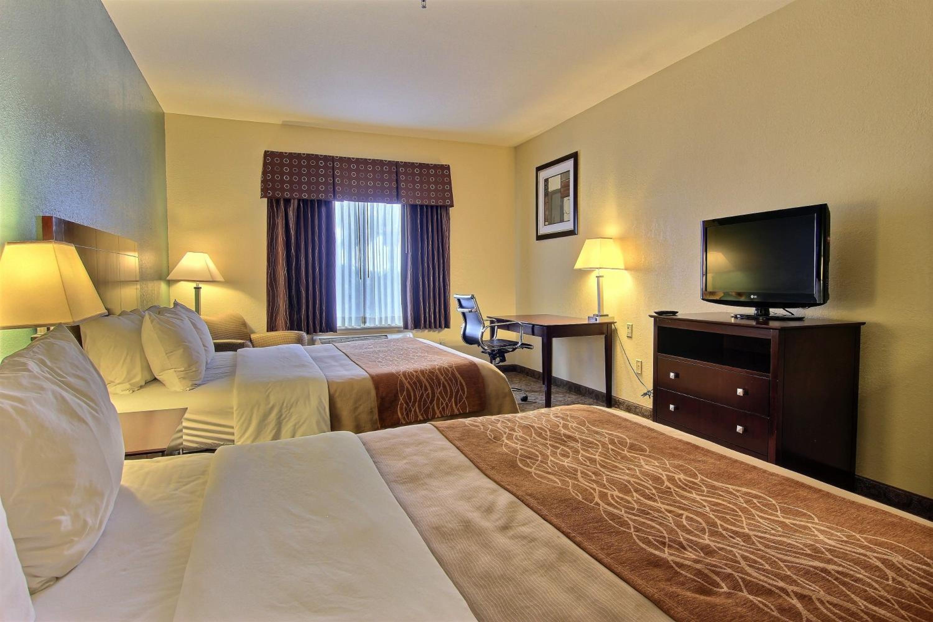 Queen Room with Two Queen Beds - Non-Smoking - Photo 3