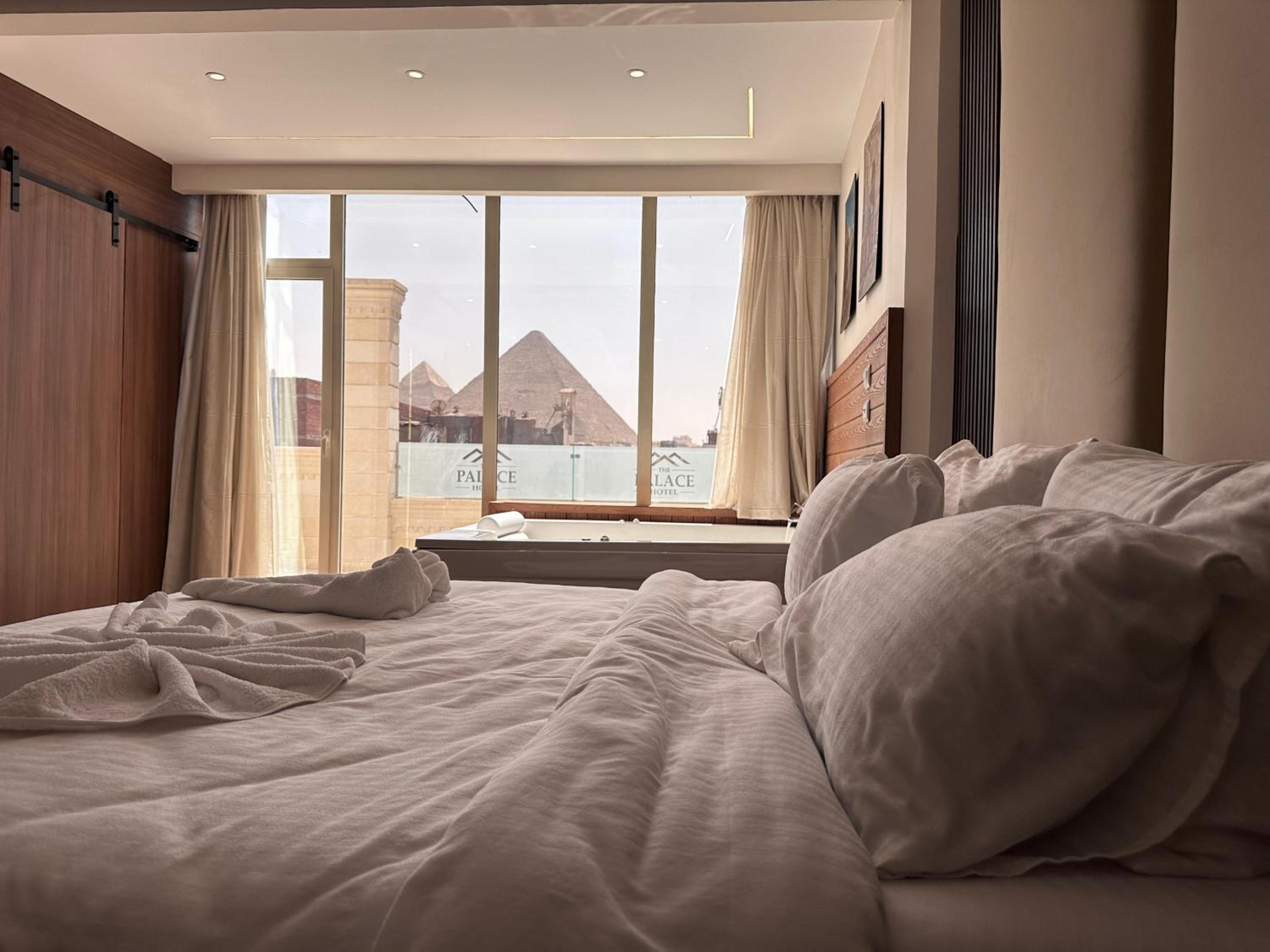 Suite With Spa Bath With Pyramids View