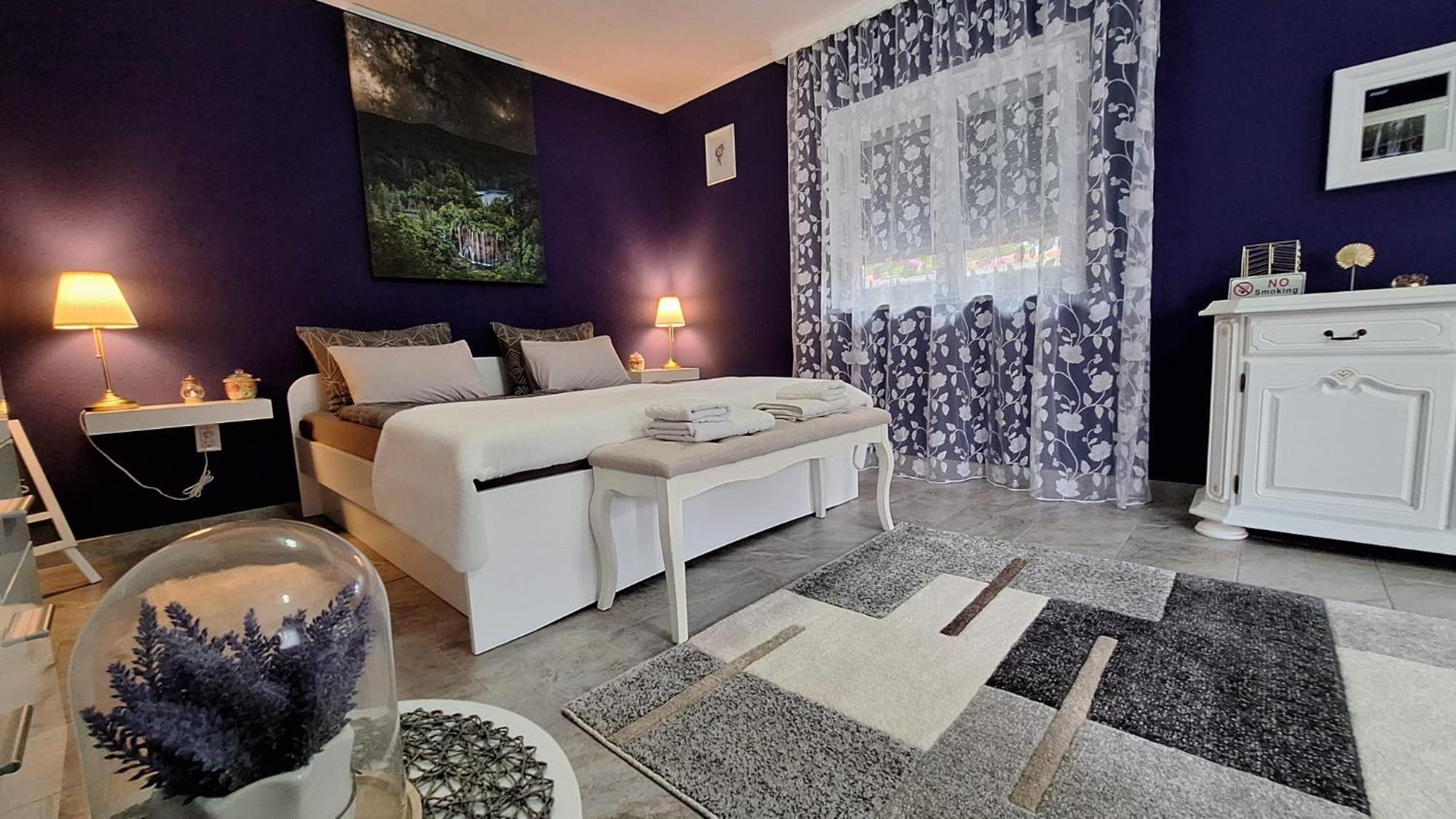One-Bedroom Apartment - Photo 1