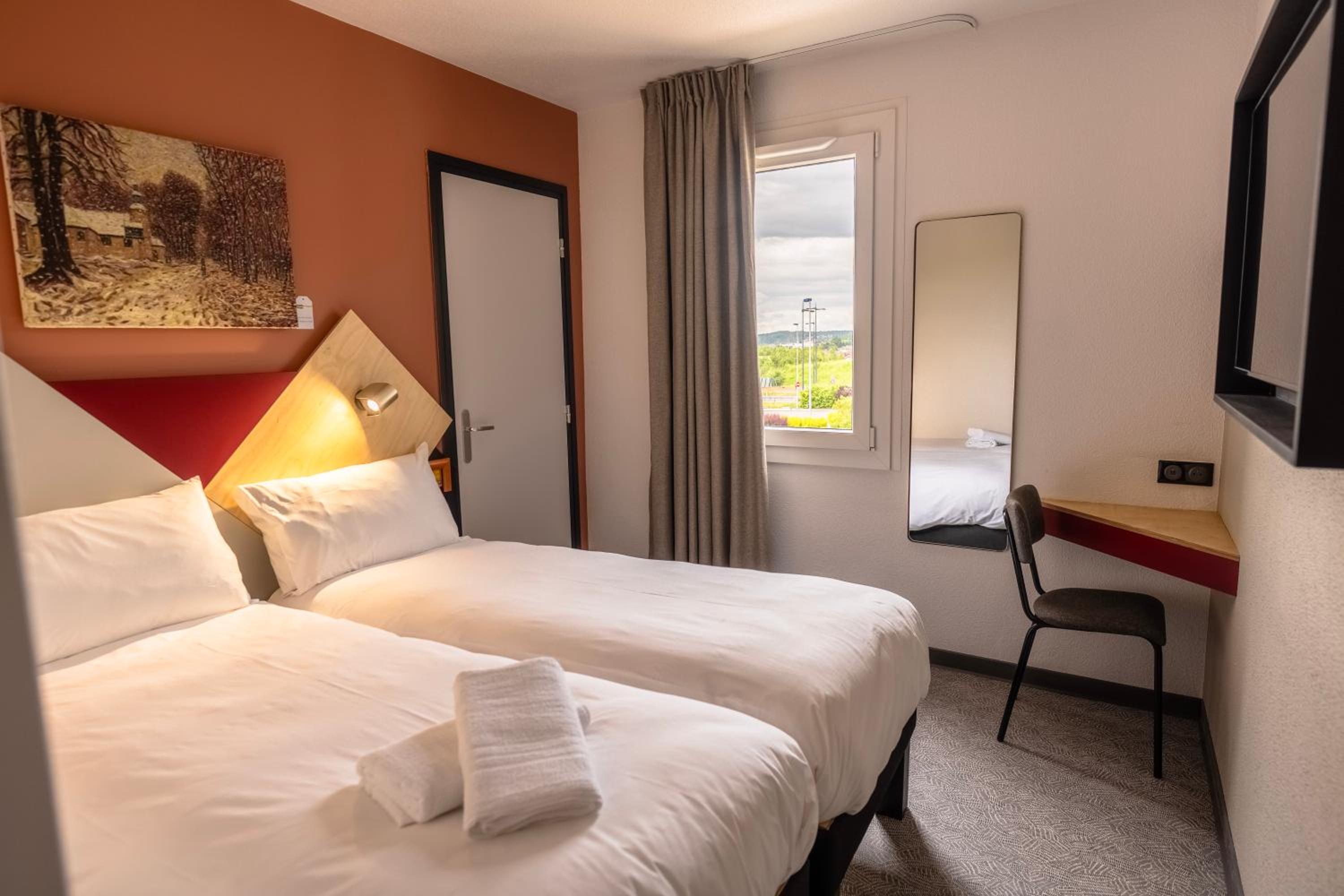 Two Bedroom POP Suite with One Double Bed and Two Single Beds photo 3