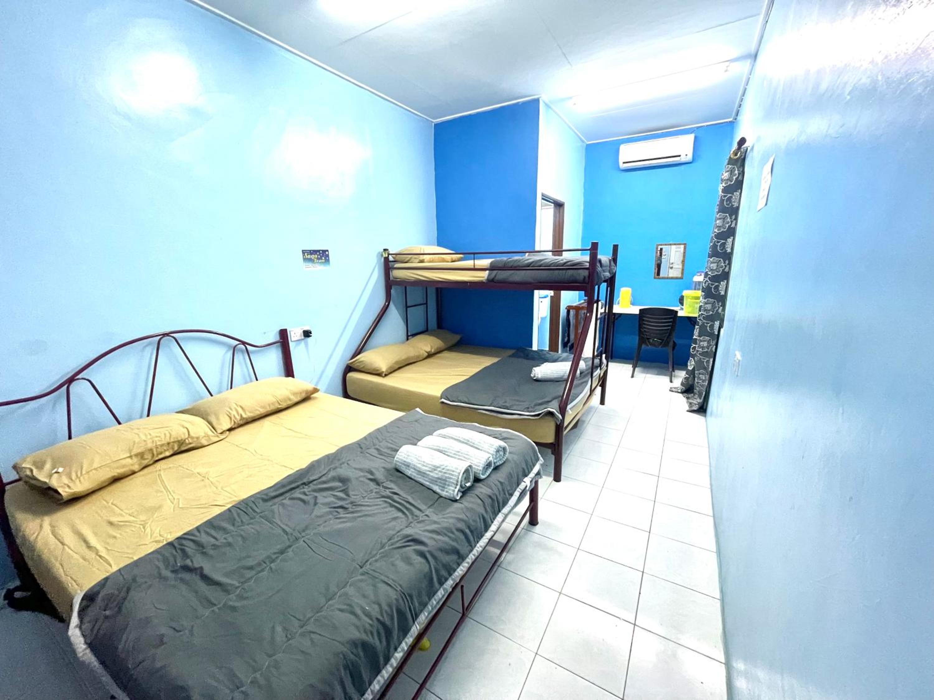 Quadruple Room with Private Bathroom photo 3