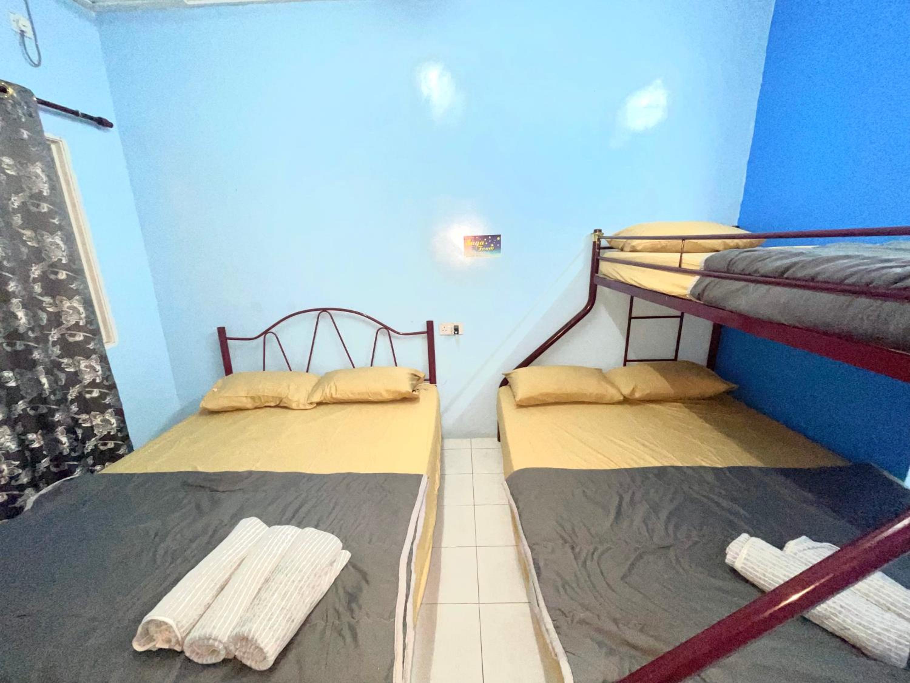 Quadruple Room with Private Bathroom photo 2