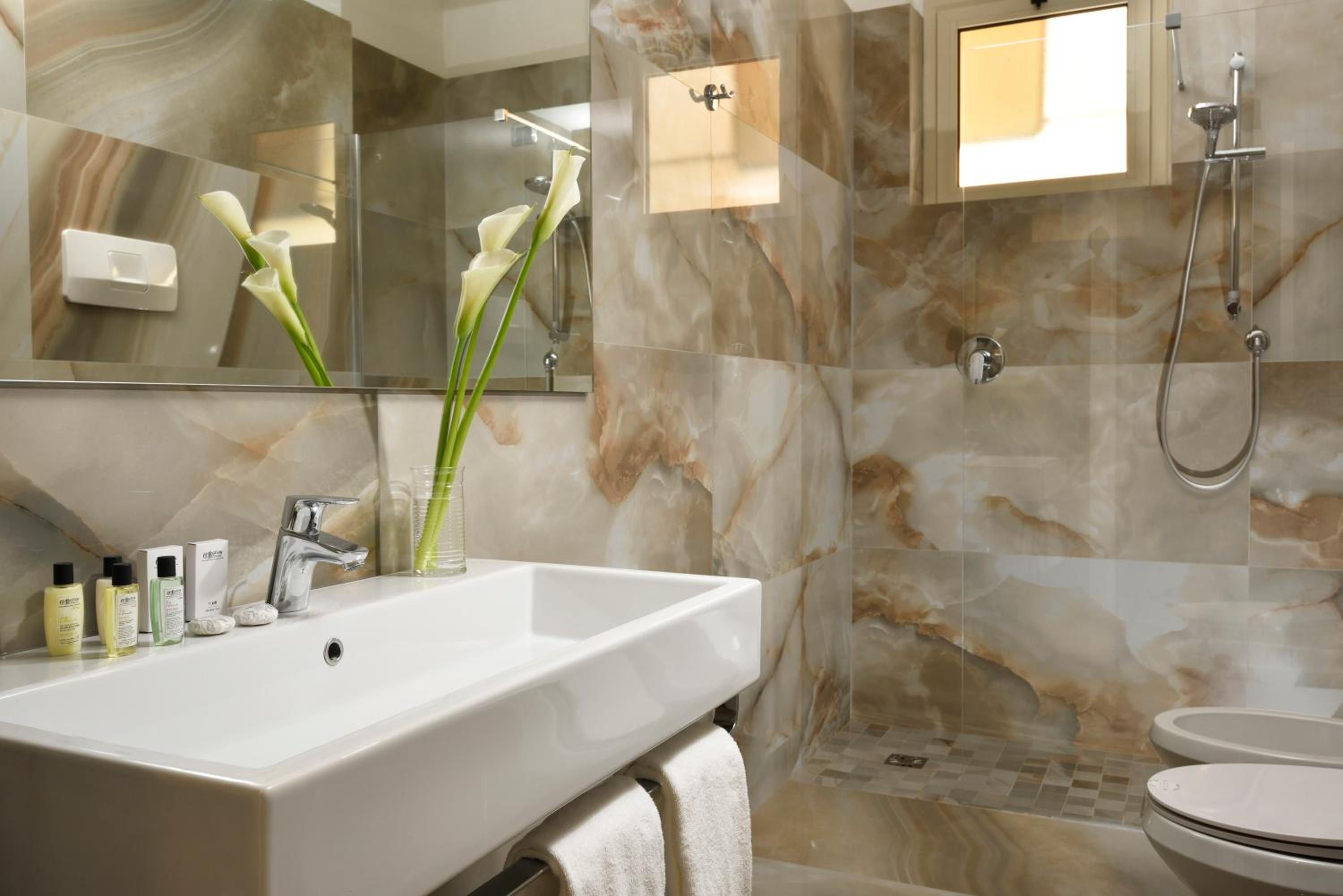 Junior Suite with Pool View and Spa access photo 3