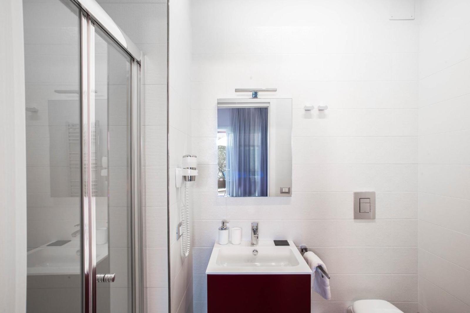 Single Room with Private Bathroom photo 2