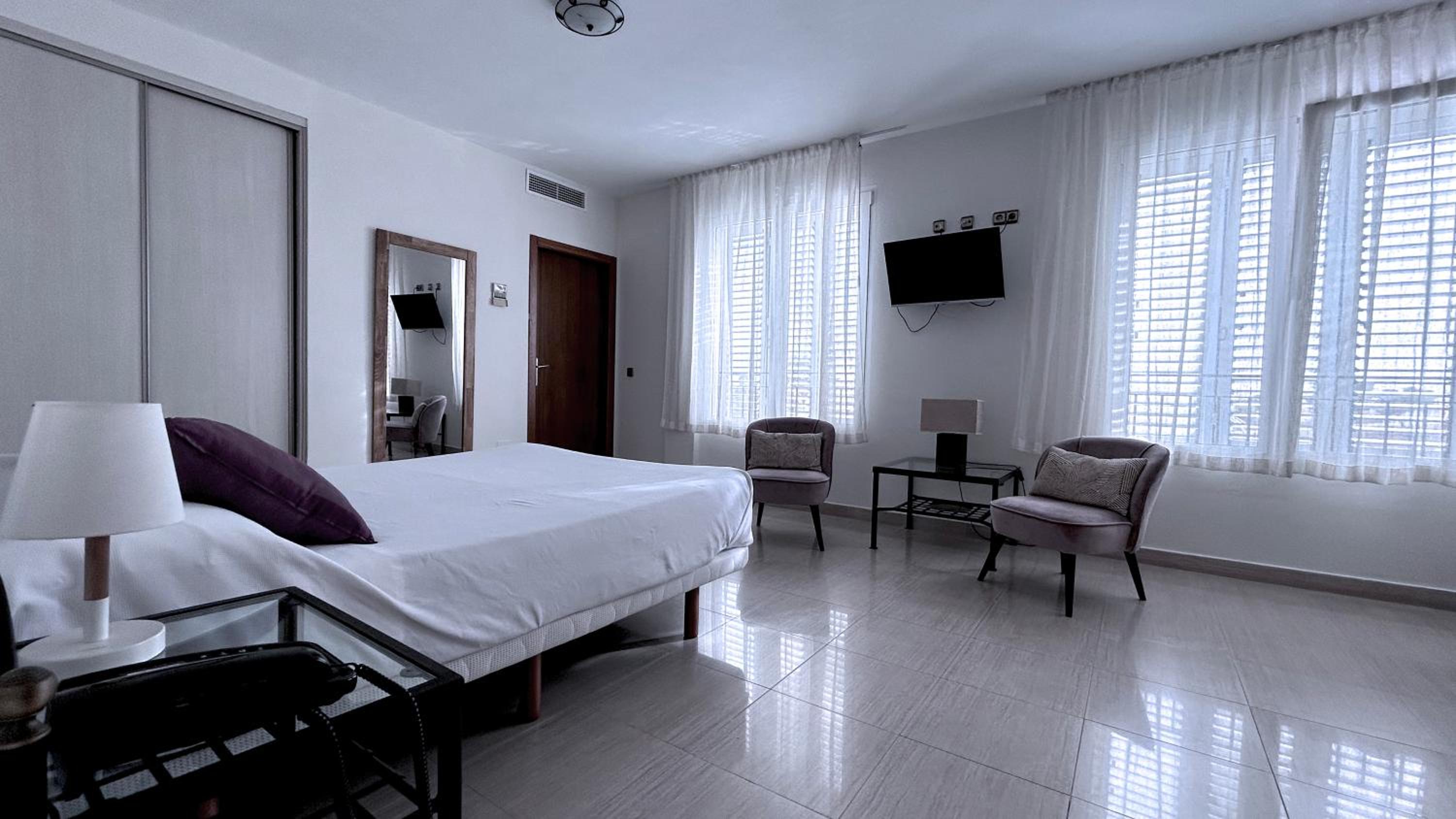 Double Room - Photo 9