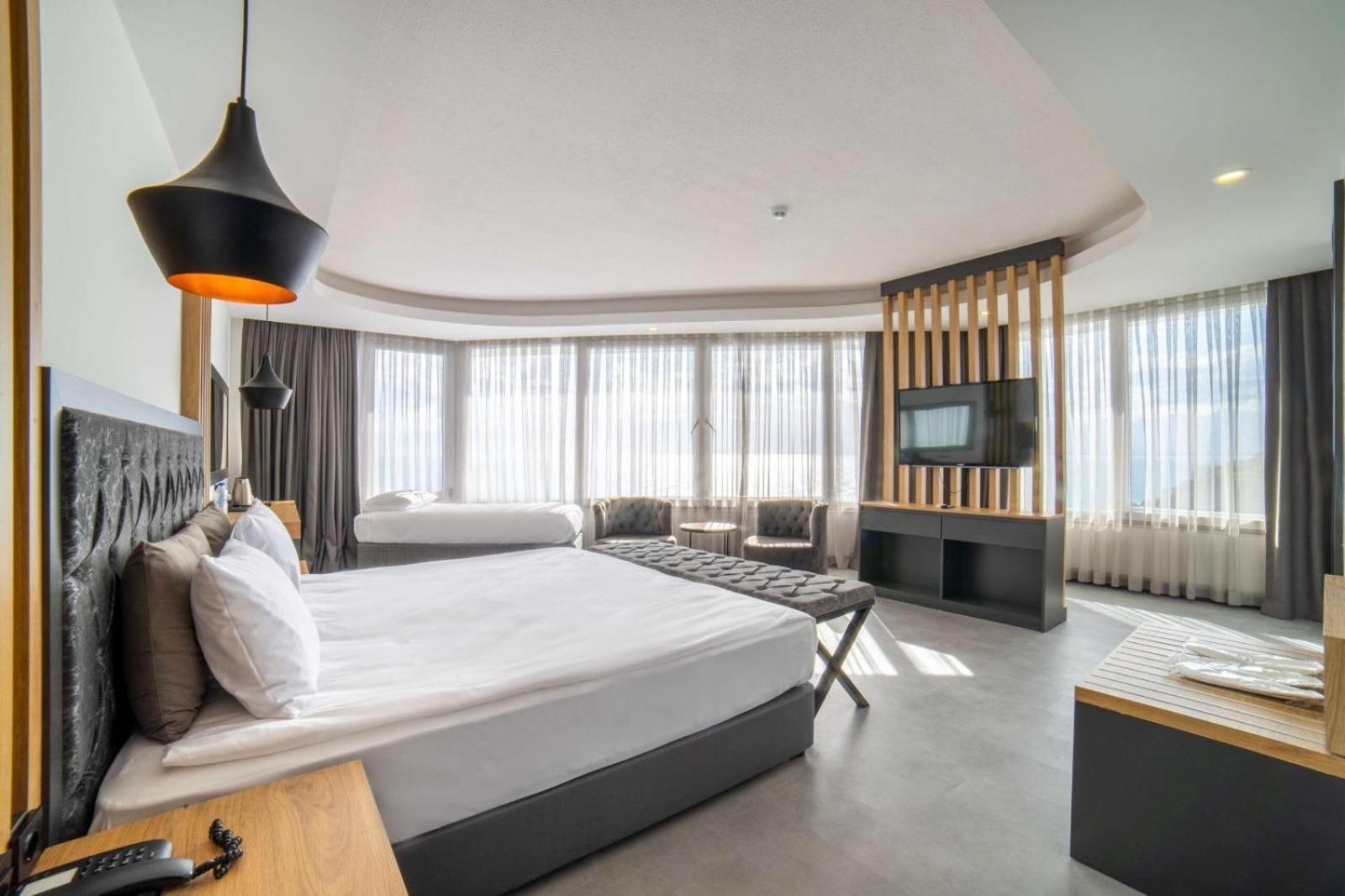Superior Double or Twin Room with Sea View thumbnail 5