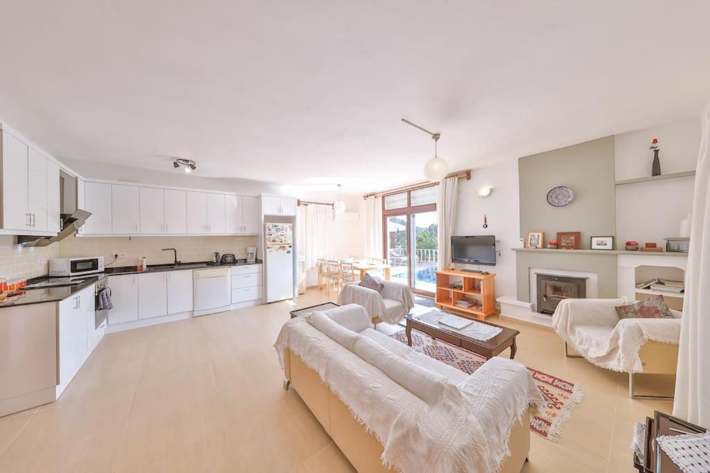 Three-Bedroom Villa photo 1