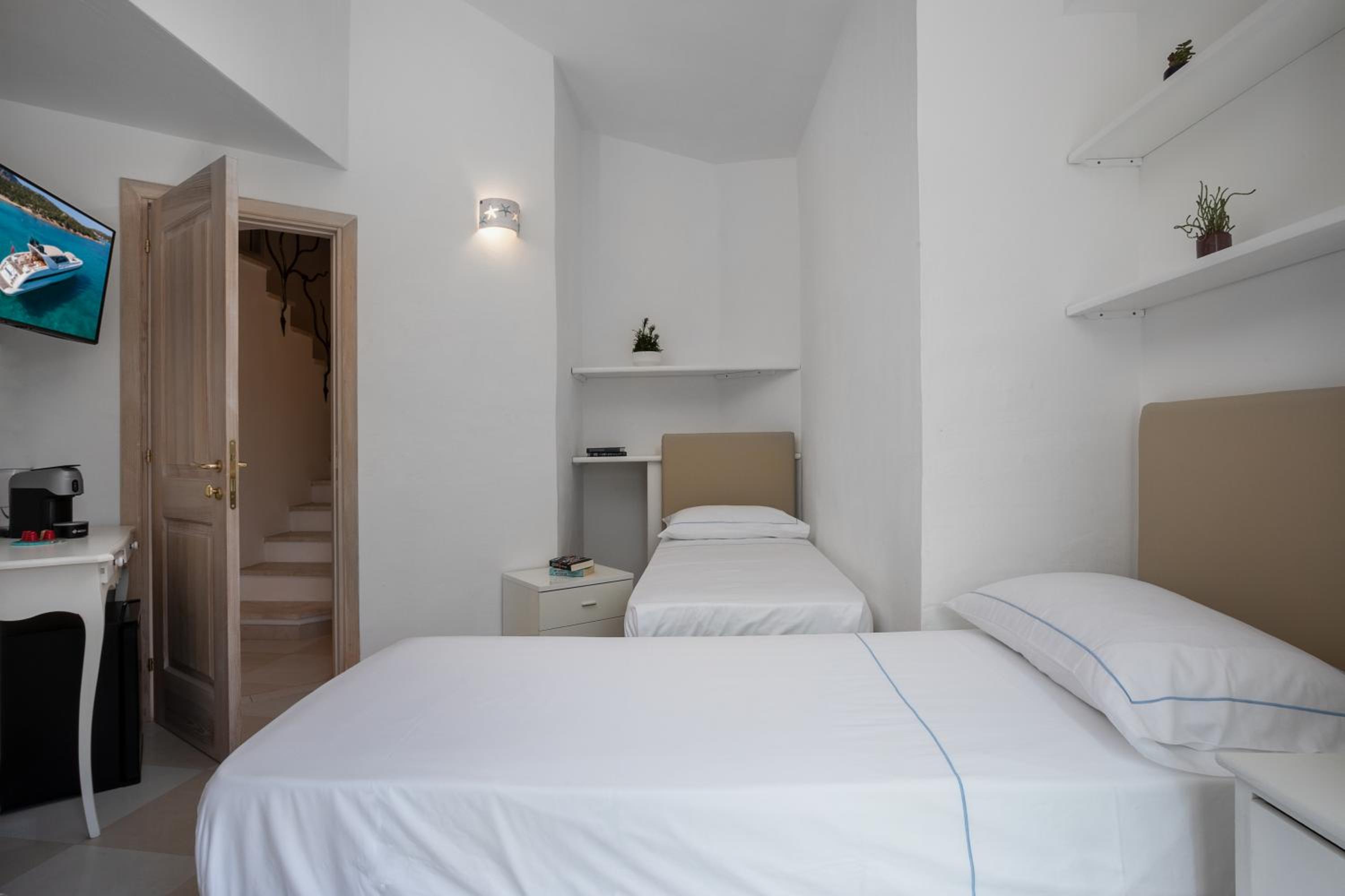 Twin Room with Private Bathroom - Photo 1