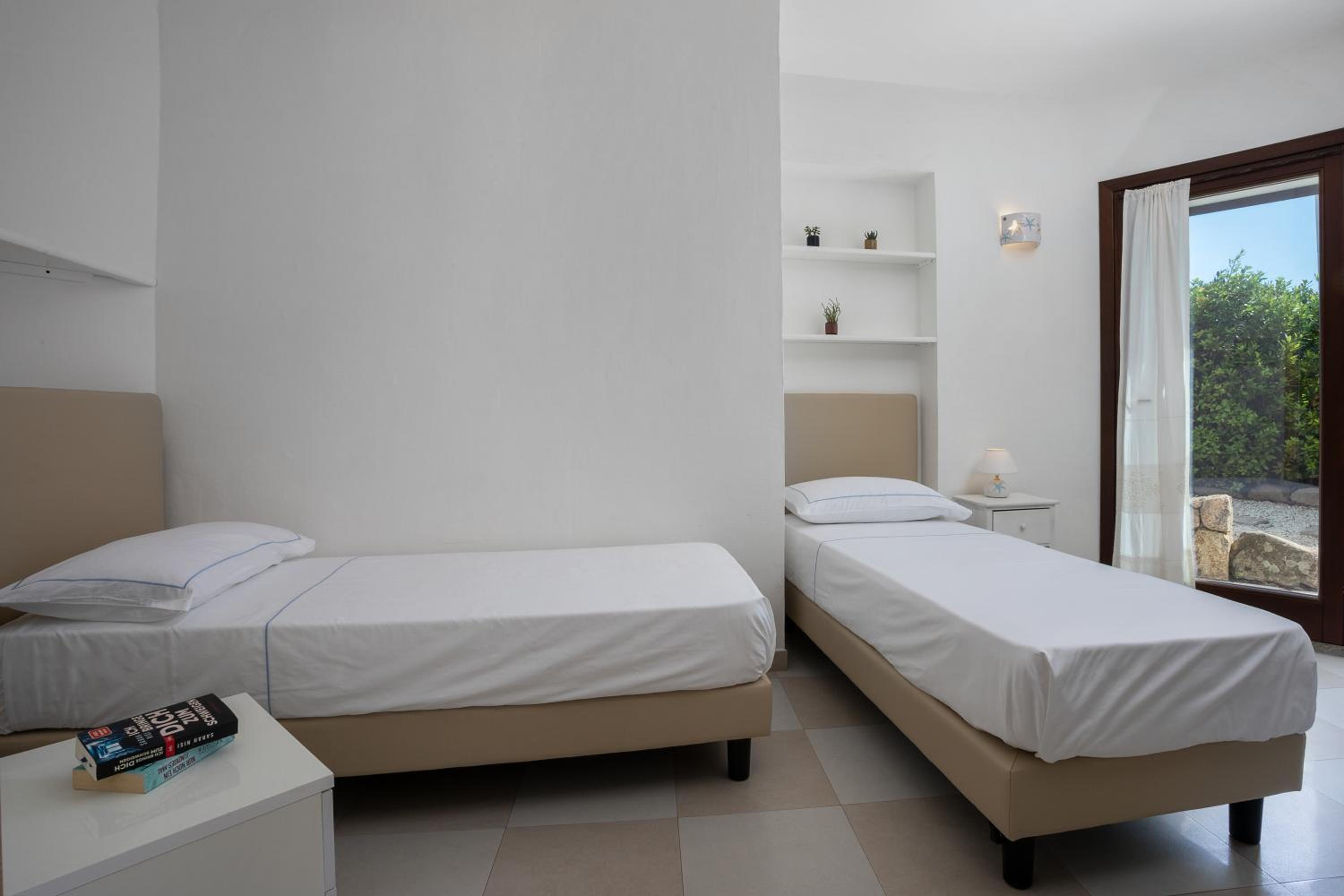 Twin Room with Private Bathroom - Photo 12