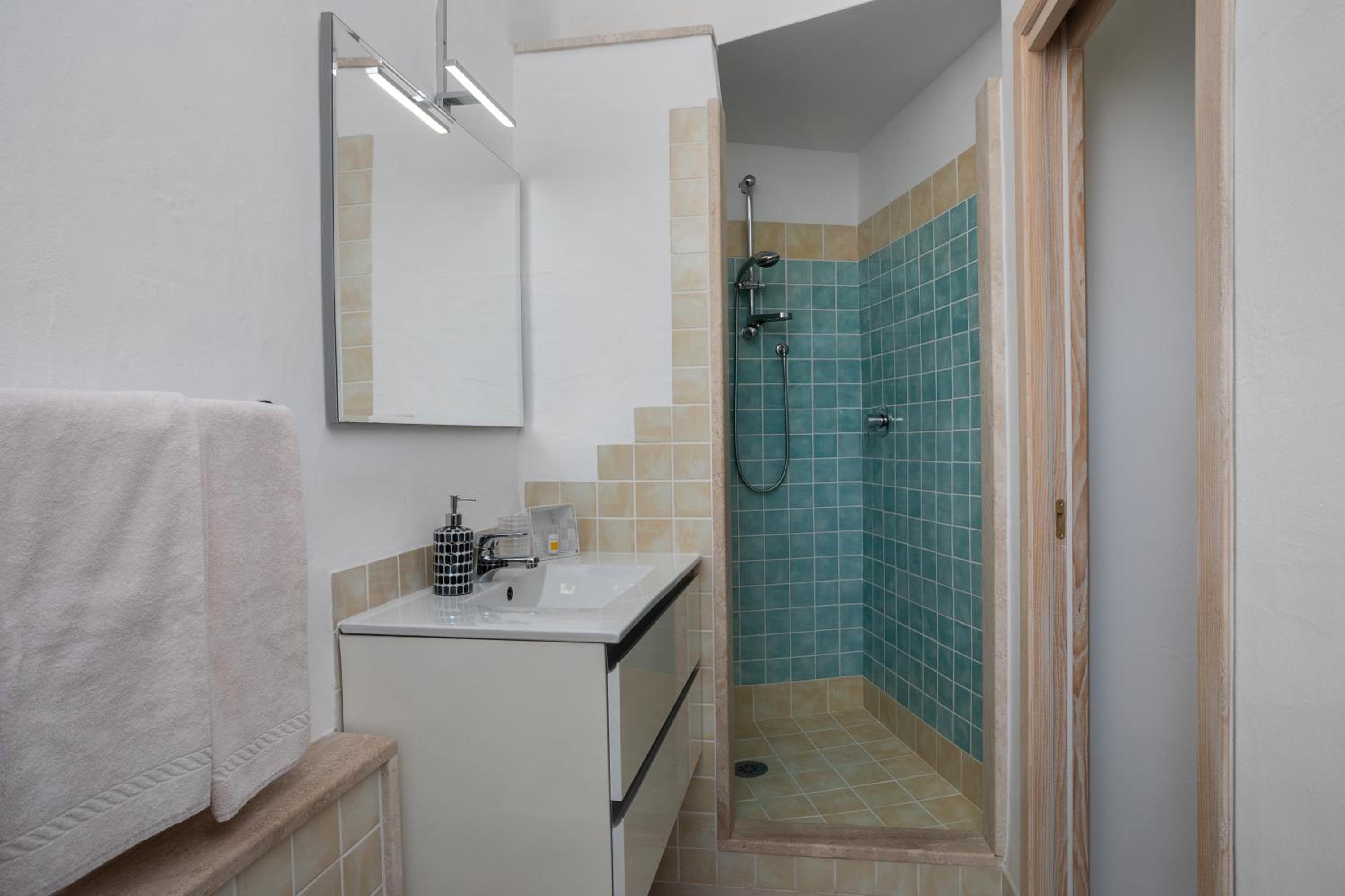 Twin Room with Private Bathroom - Photo 11