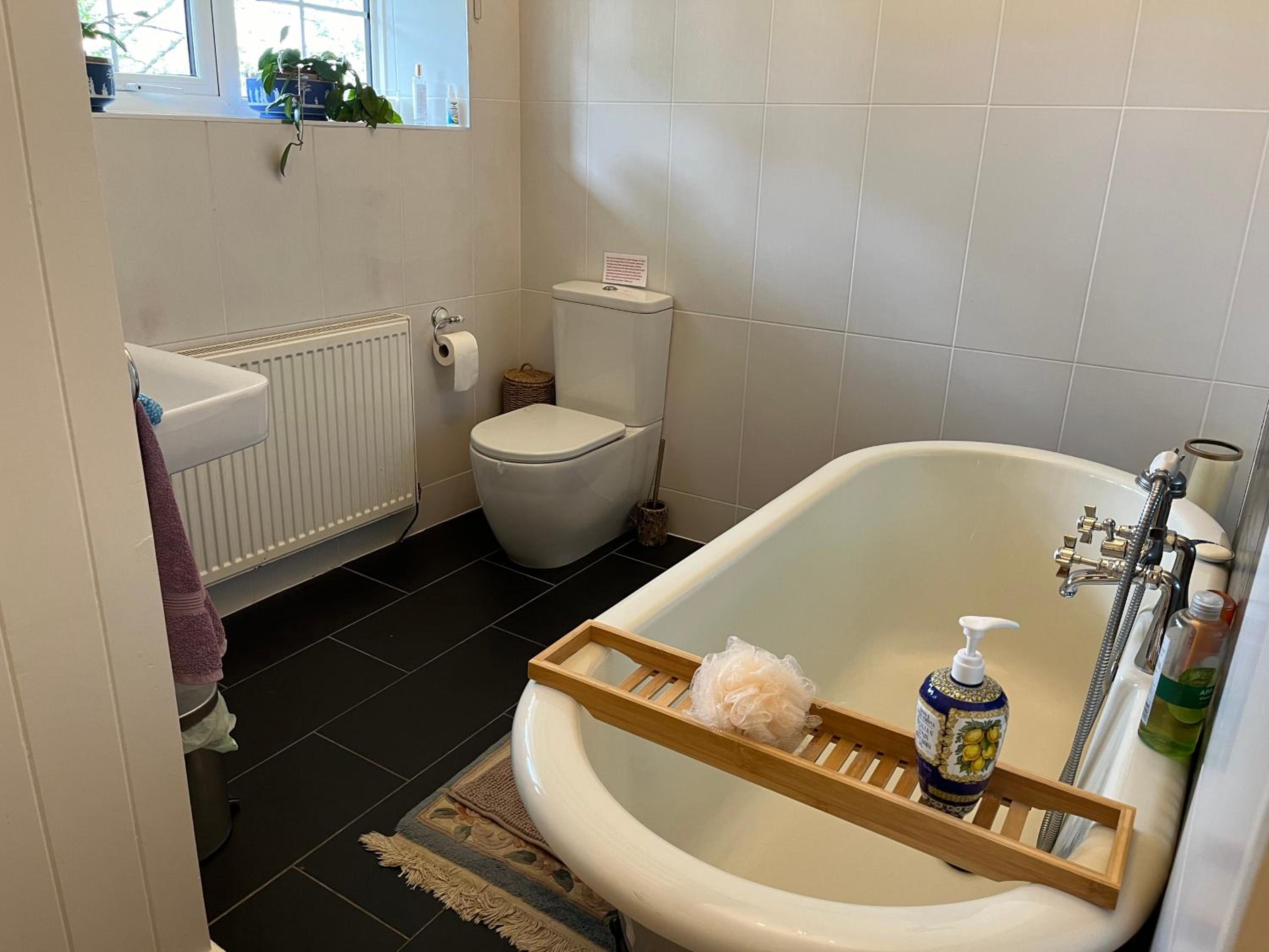 Large double with private bathroom - Photo 6
