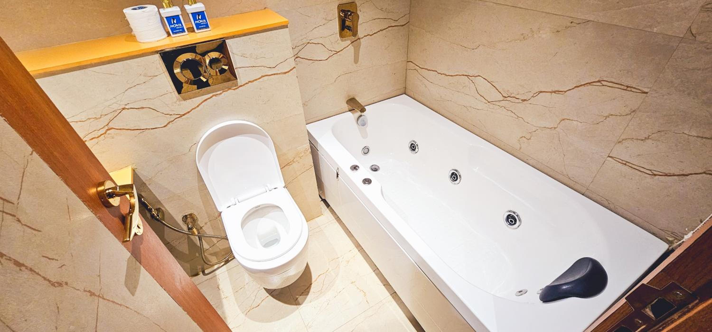 Queen Suite with Spa Bath photo 3
