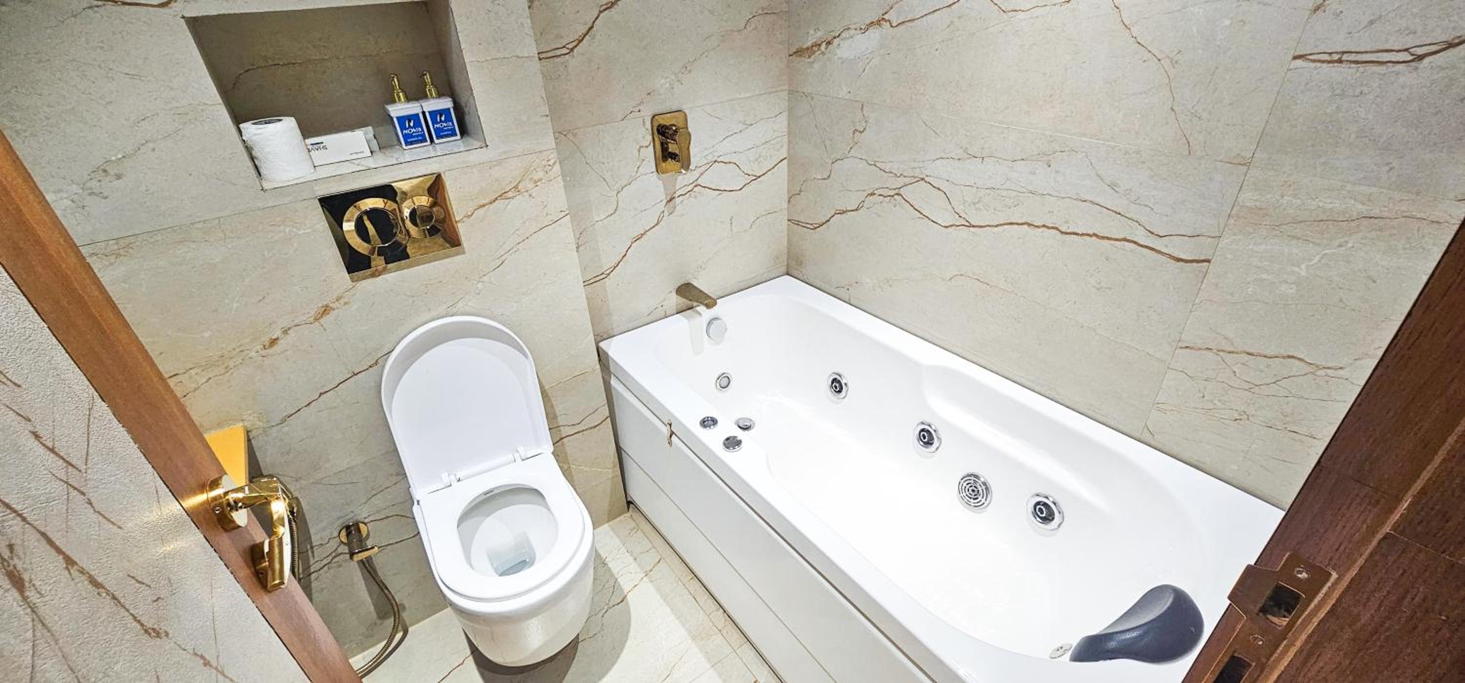 Queen Suite with Spa Bath photo 2