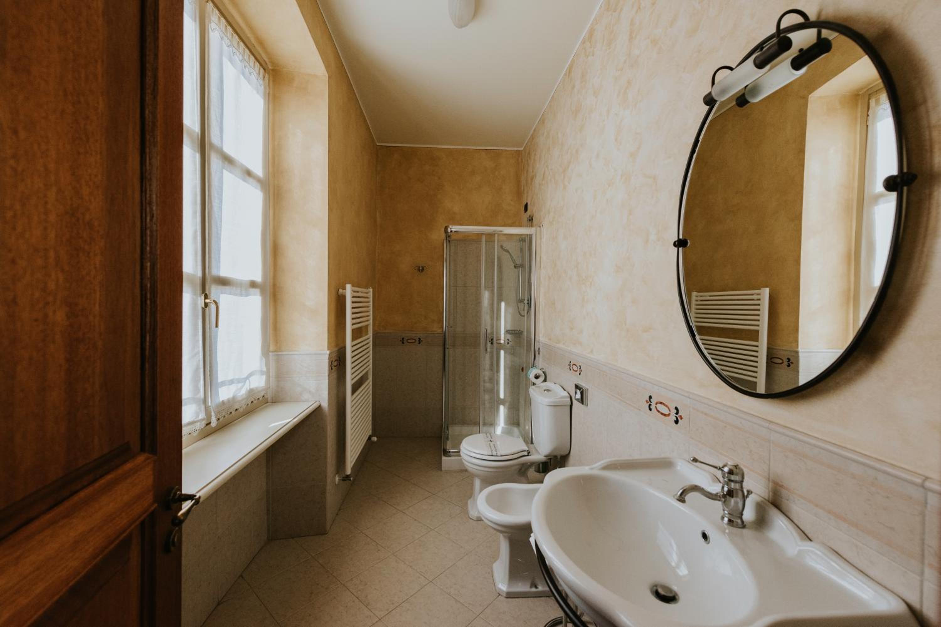 Twin Room with Private Bathroom photo 2