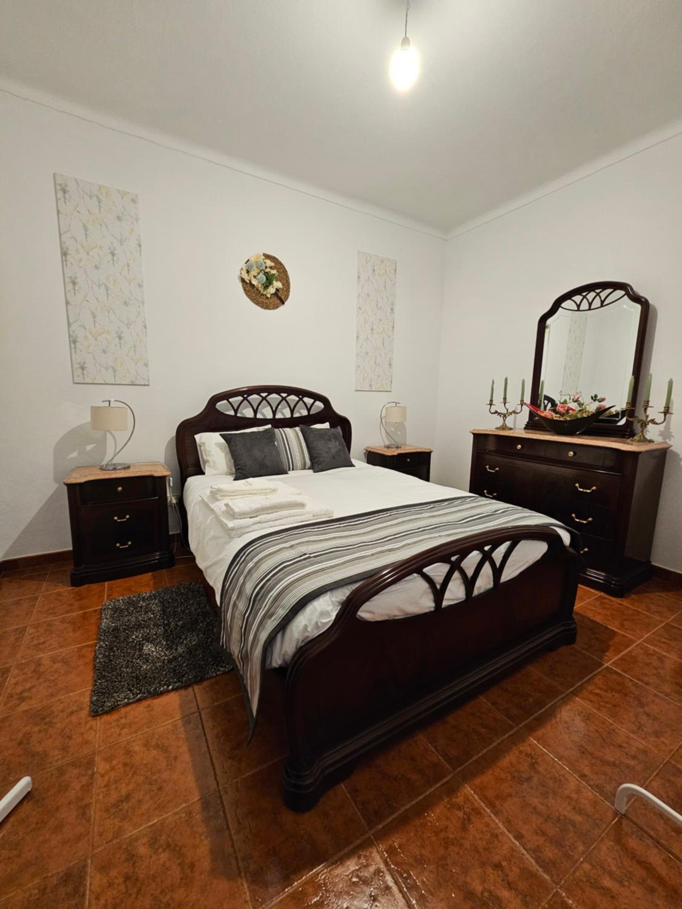 Five-Bedroom House photo 1
